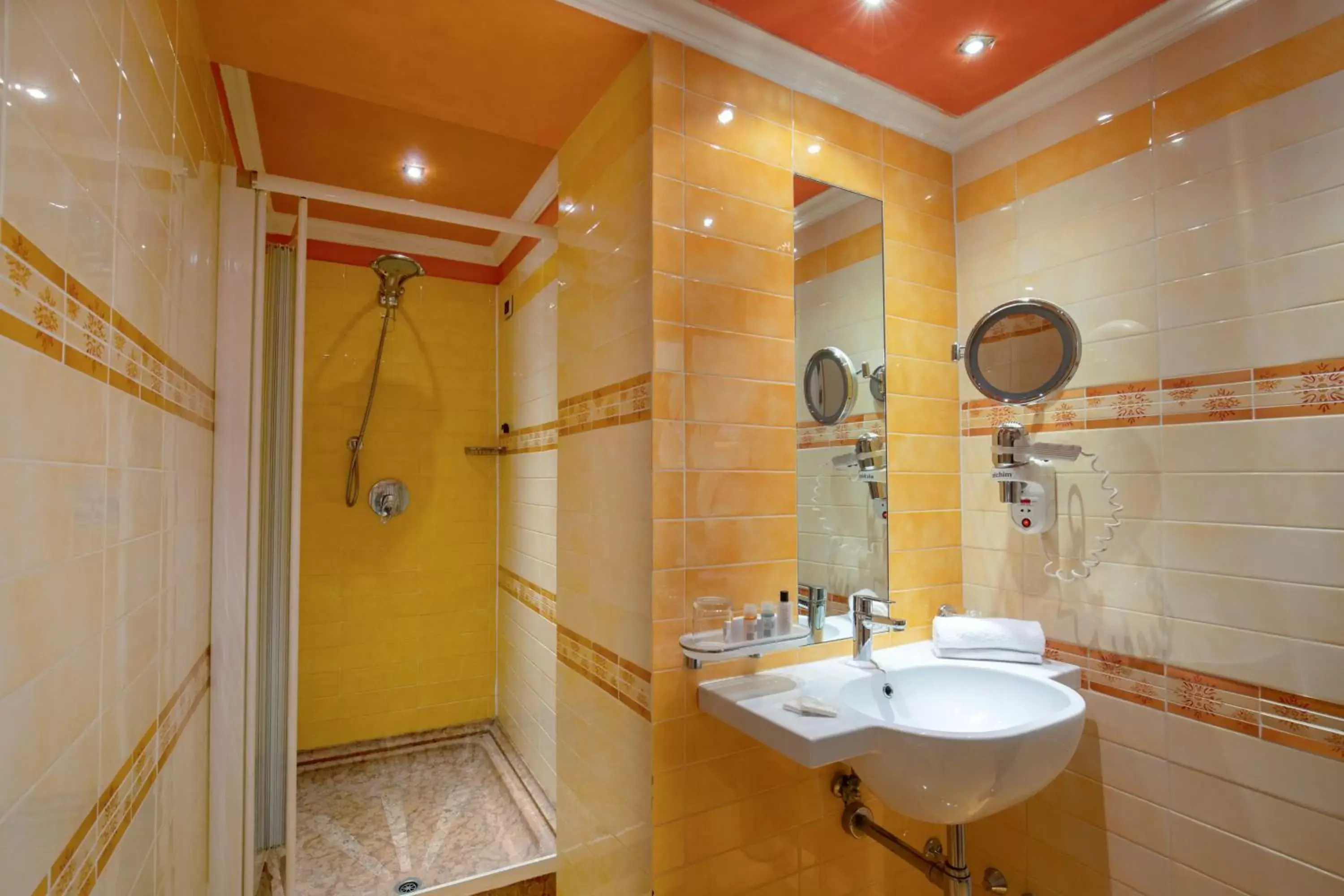 Shower, Bathroom in Hotel Homs