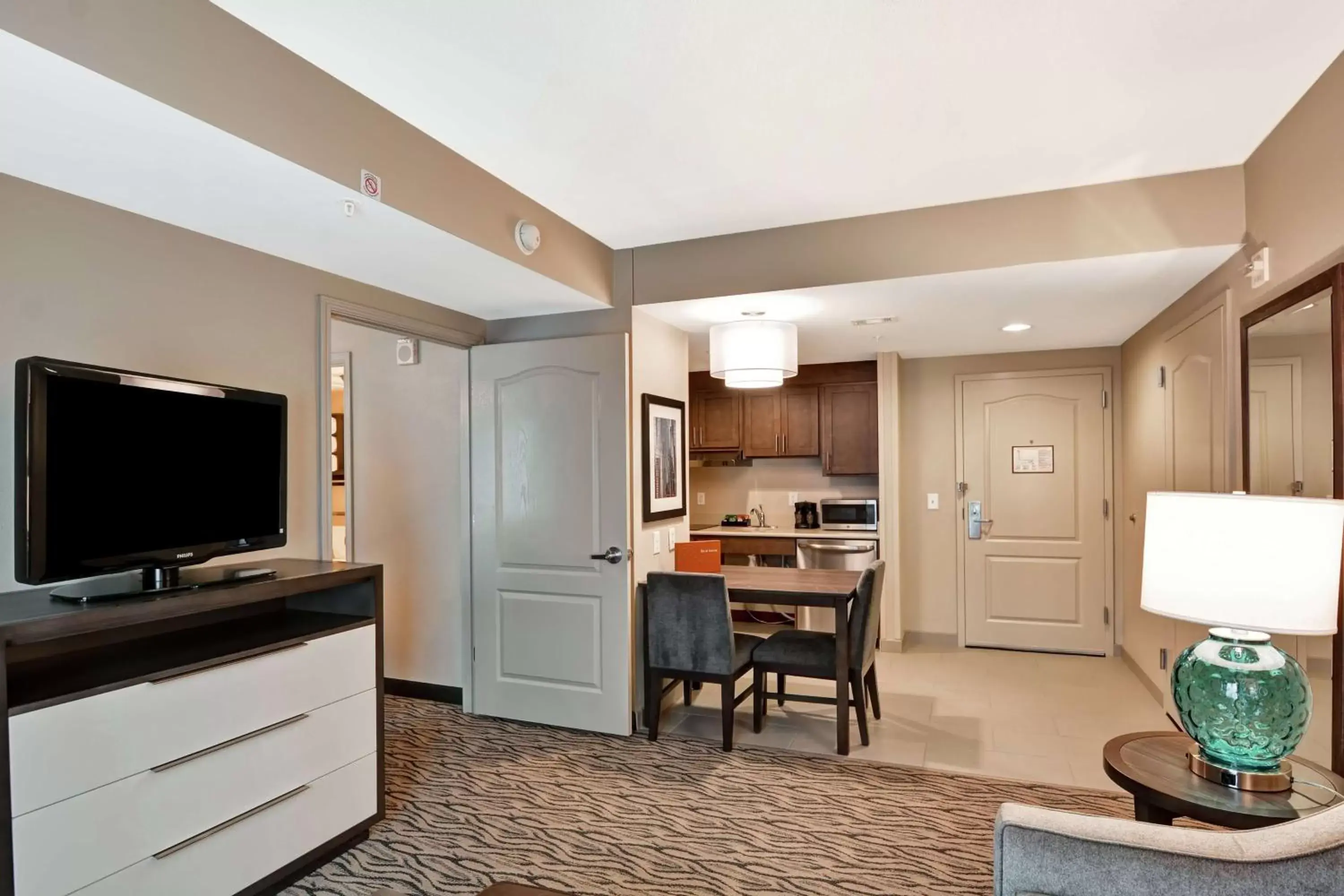 Living room, TV/Entertainment Center in Homewood Suites by Hilton Houston Near the Galleria