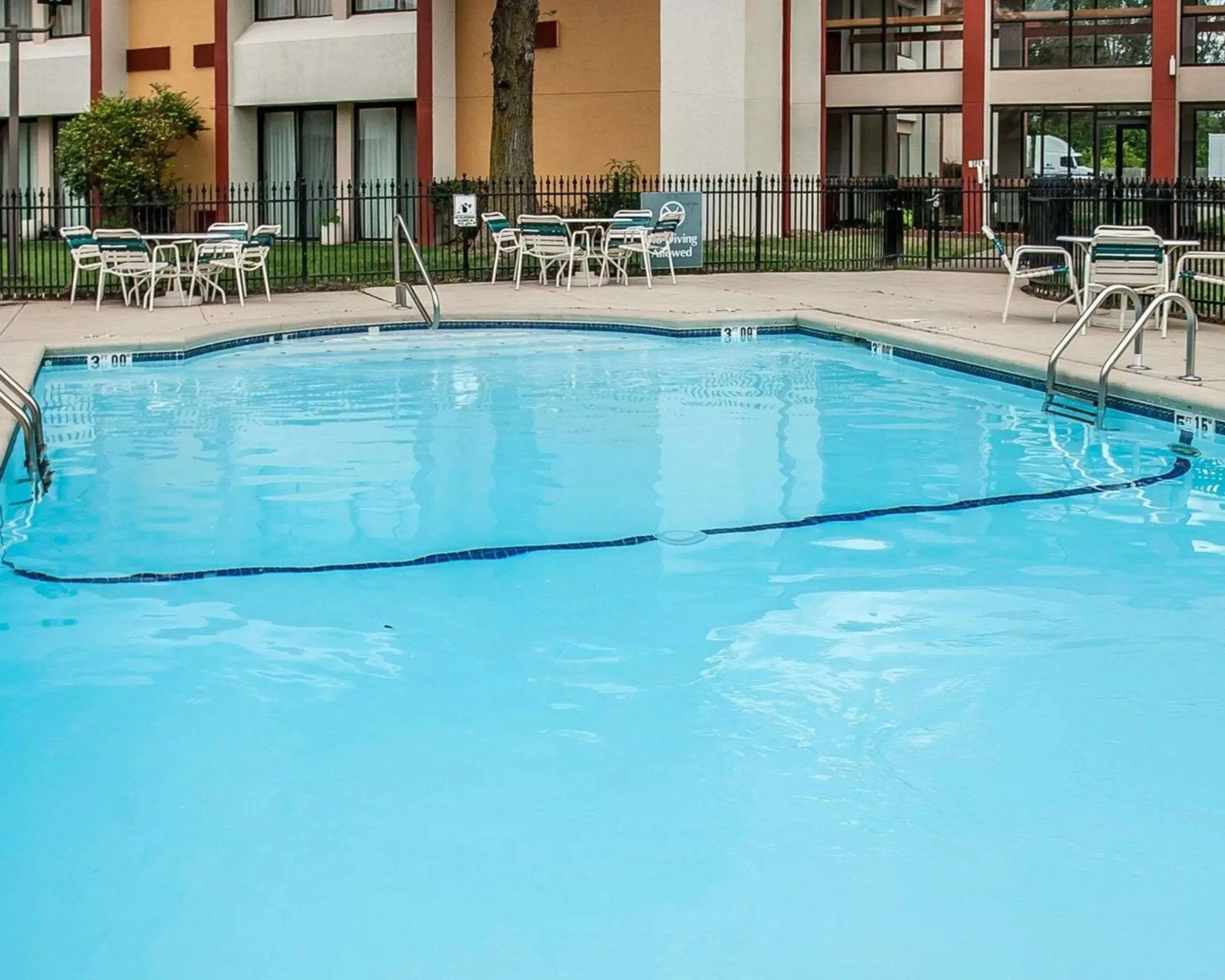 On site, Swimming Pool in Quality Inn & Suites Kansas City I-435N Near Sports Complex