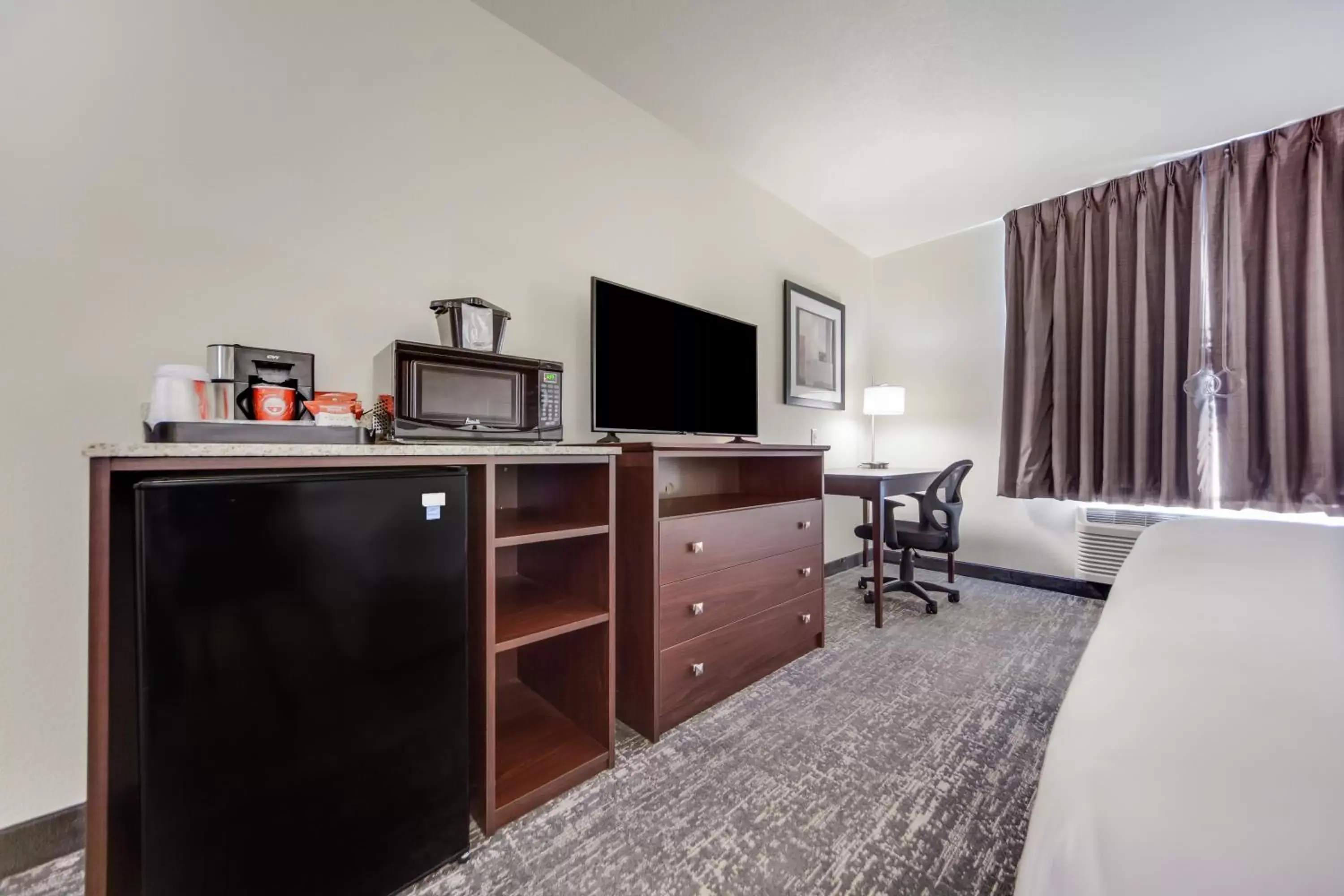 Coffee/tea facilities, TV/Entertainment Center in Cobblestone Inn & Suites - Holdrege