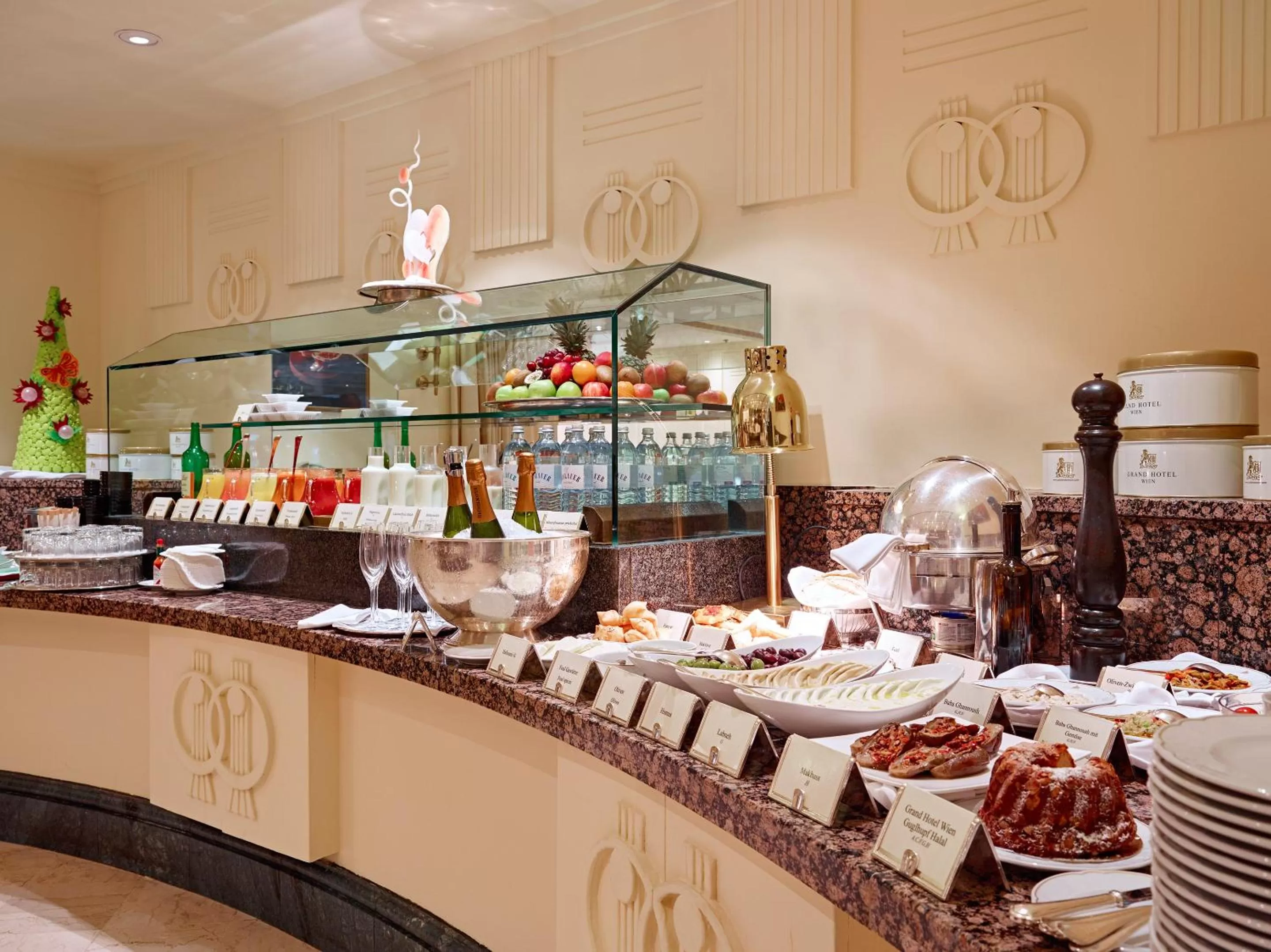 Restaurant/places to eat in Grand Hotel Wien