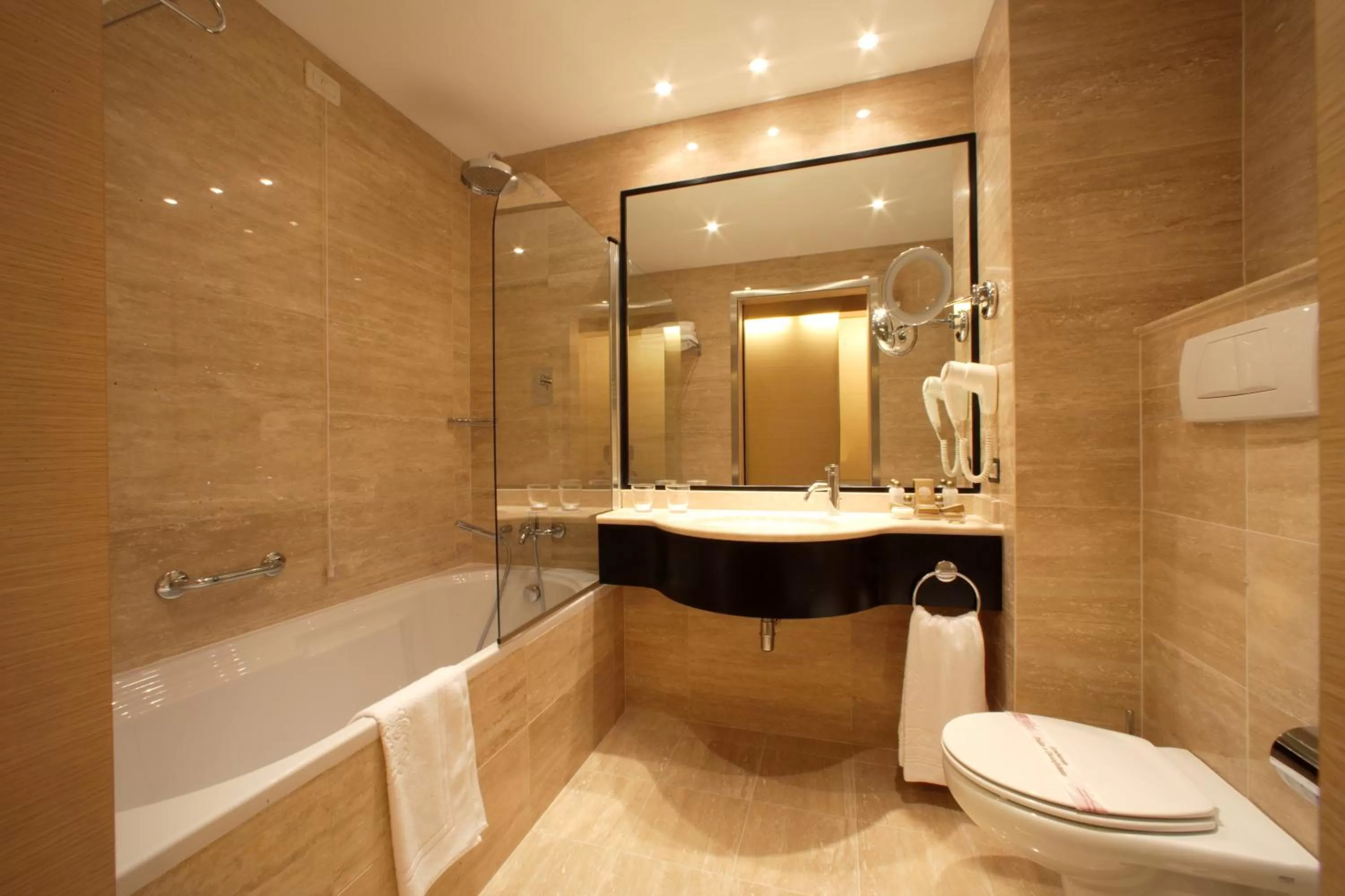 Shower in Antony Palace Hotel - Venice Airport