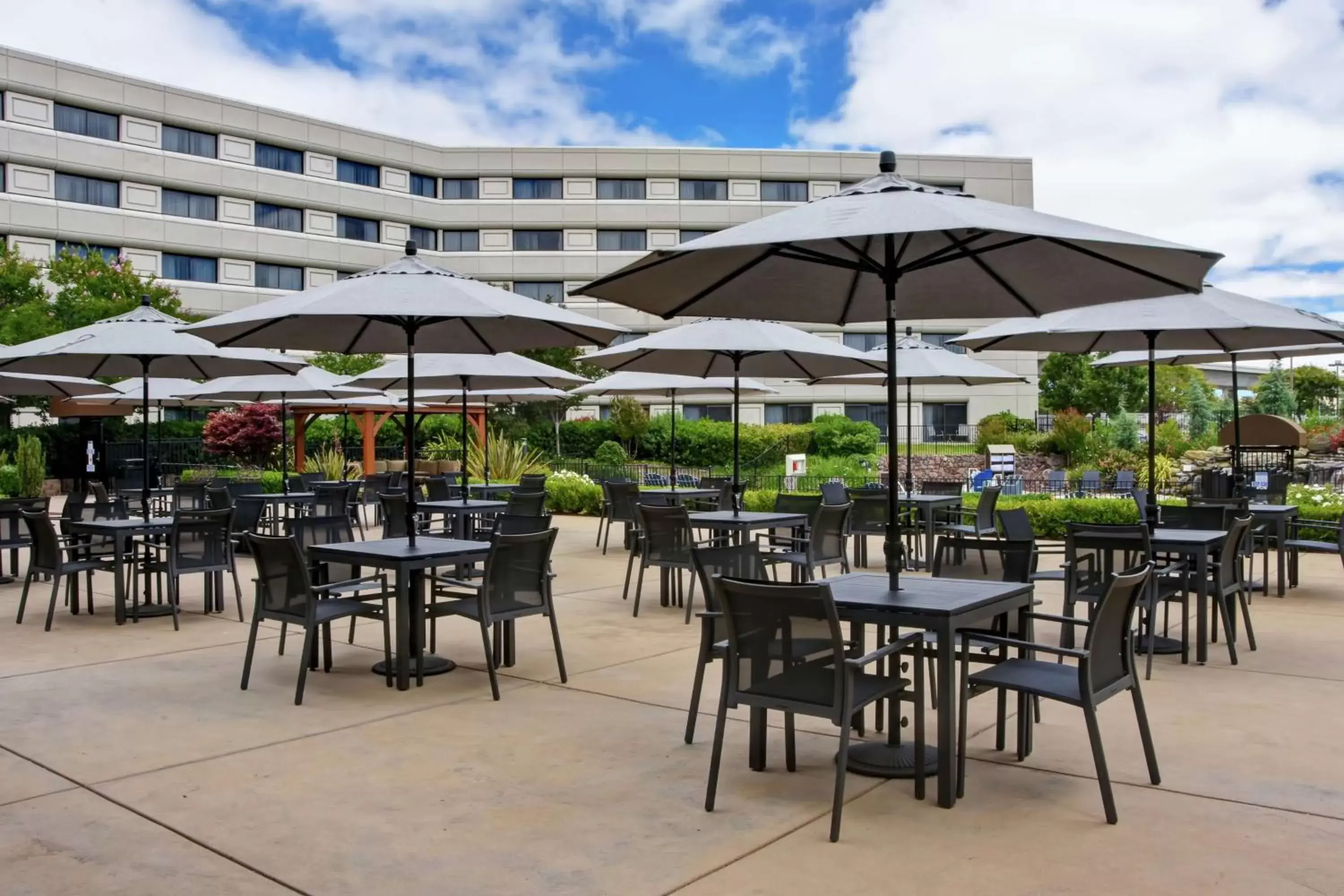 Property building, Restaurant/Places to Eat in DoubleTree by Hilton Pleasanton at The Club