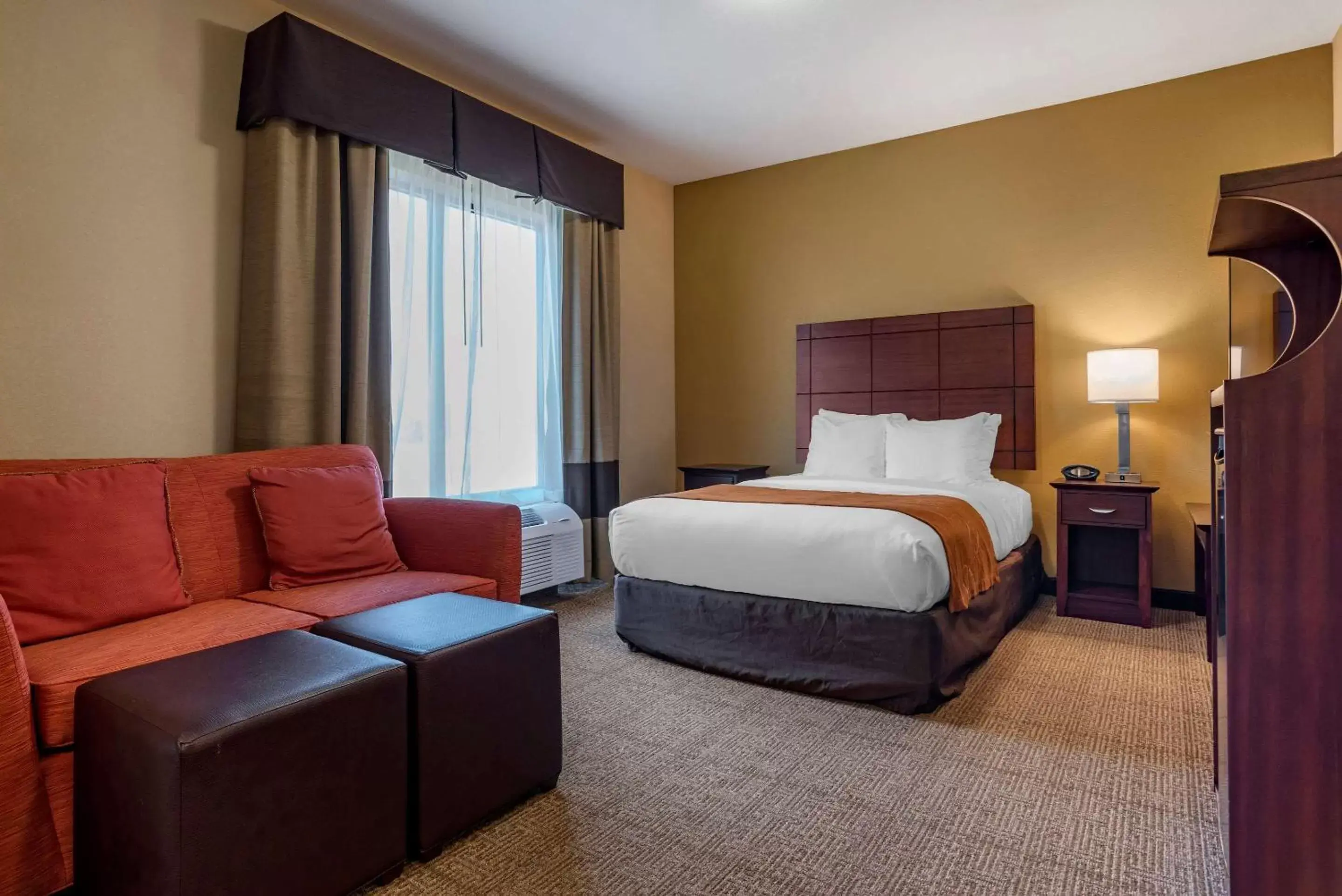 Photo of the whole room, Bed in Comfort Suites Airport South