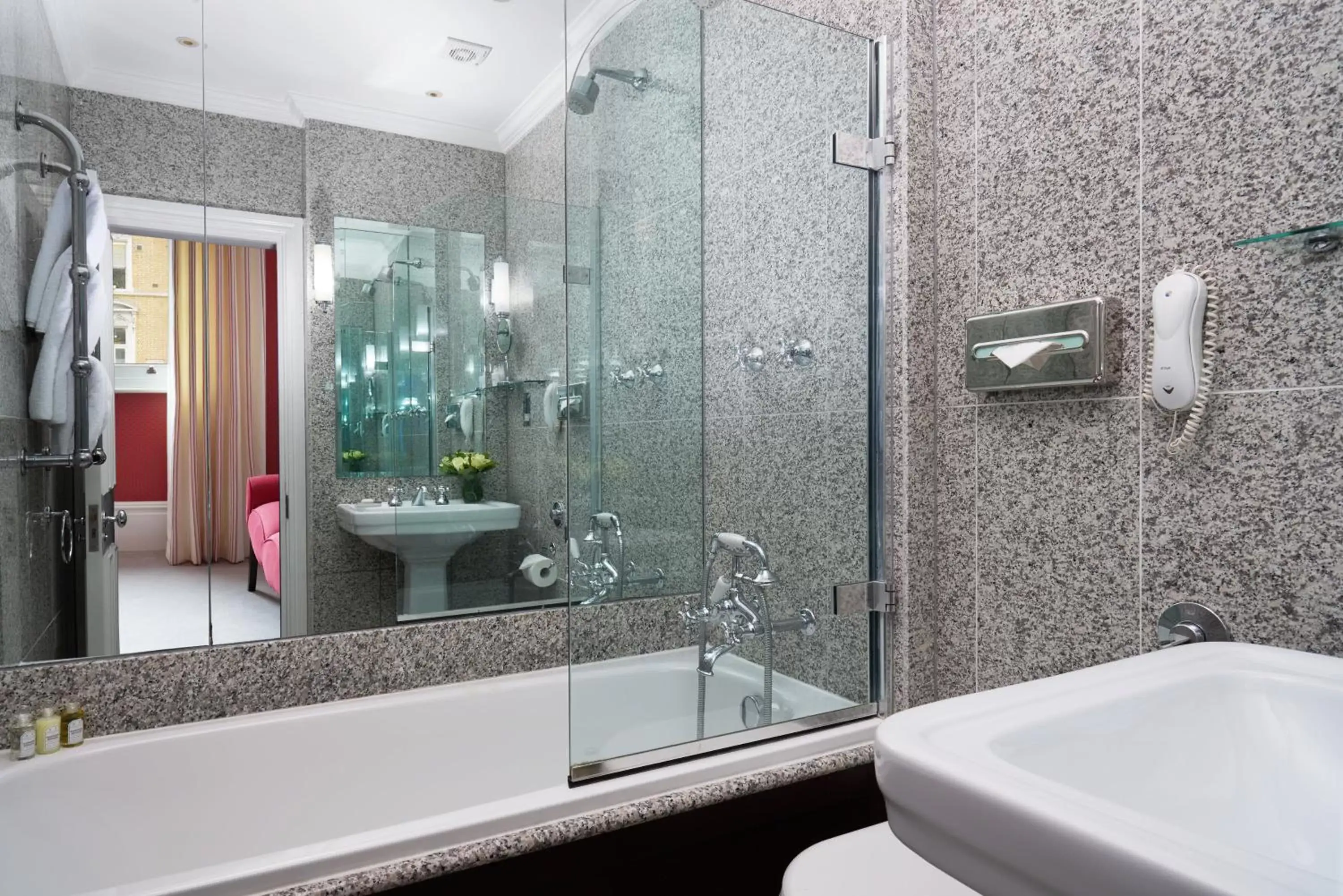Bathroom in The Pelham London - Starhotels Collezione
