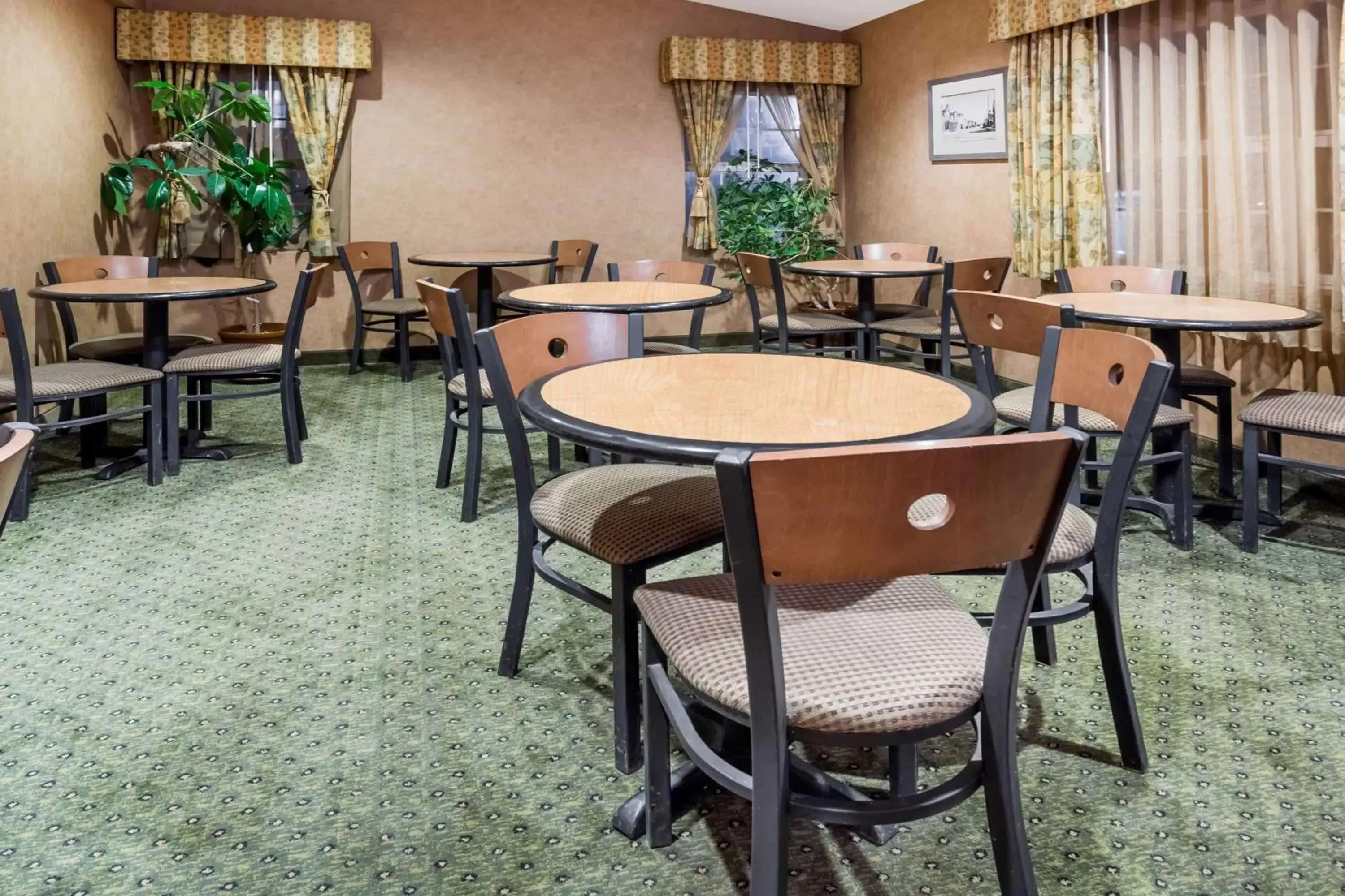 Seating area, Restaurant/Places to Eat in Ramada by Wyndham Frisco