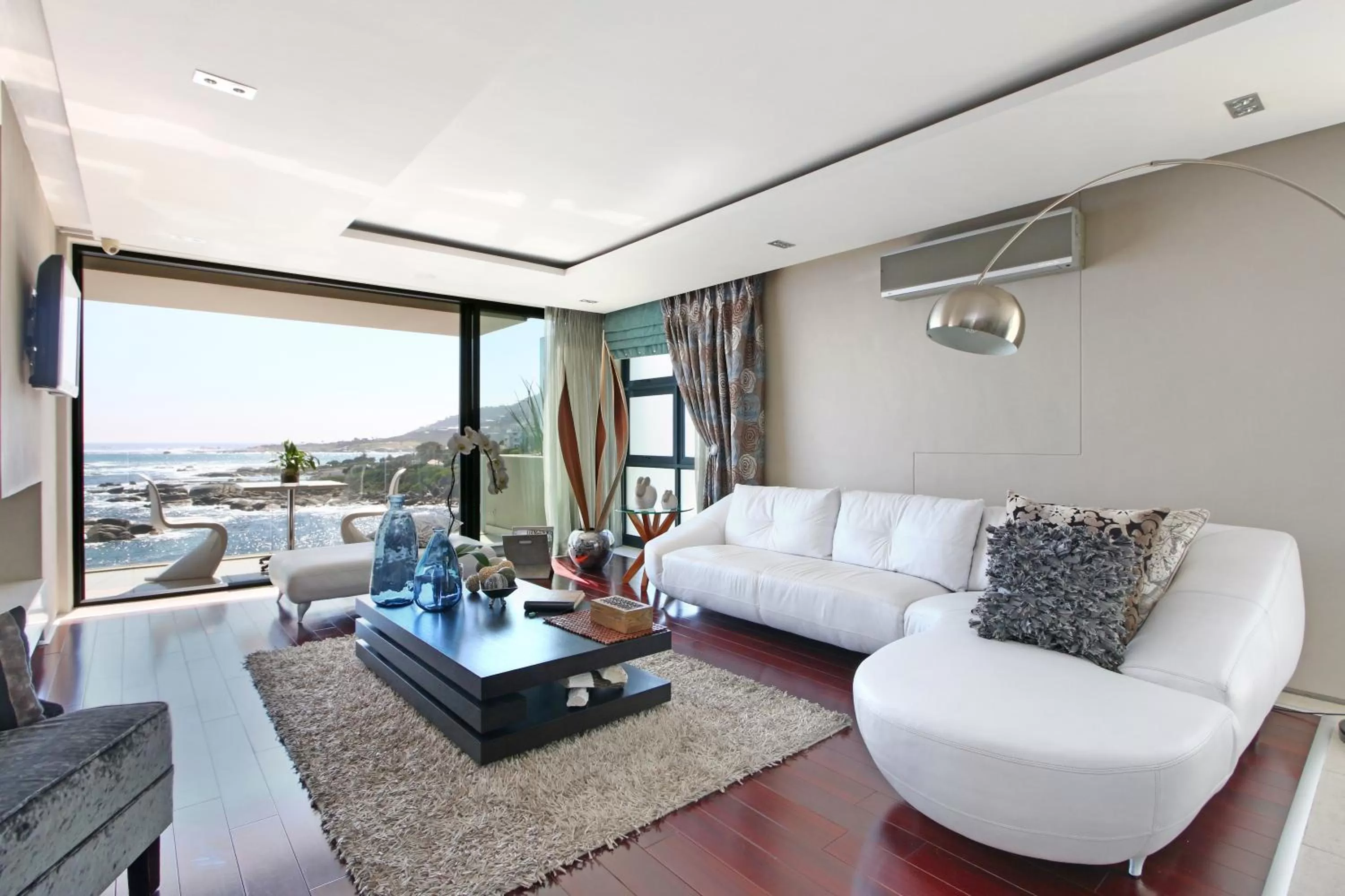 Communal lounge/ TV room in Azamare Guest House