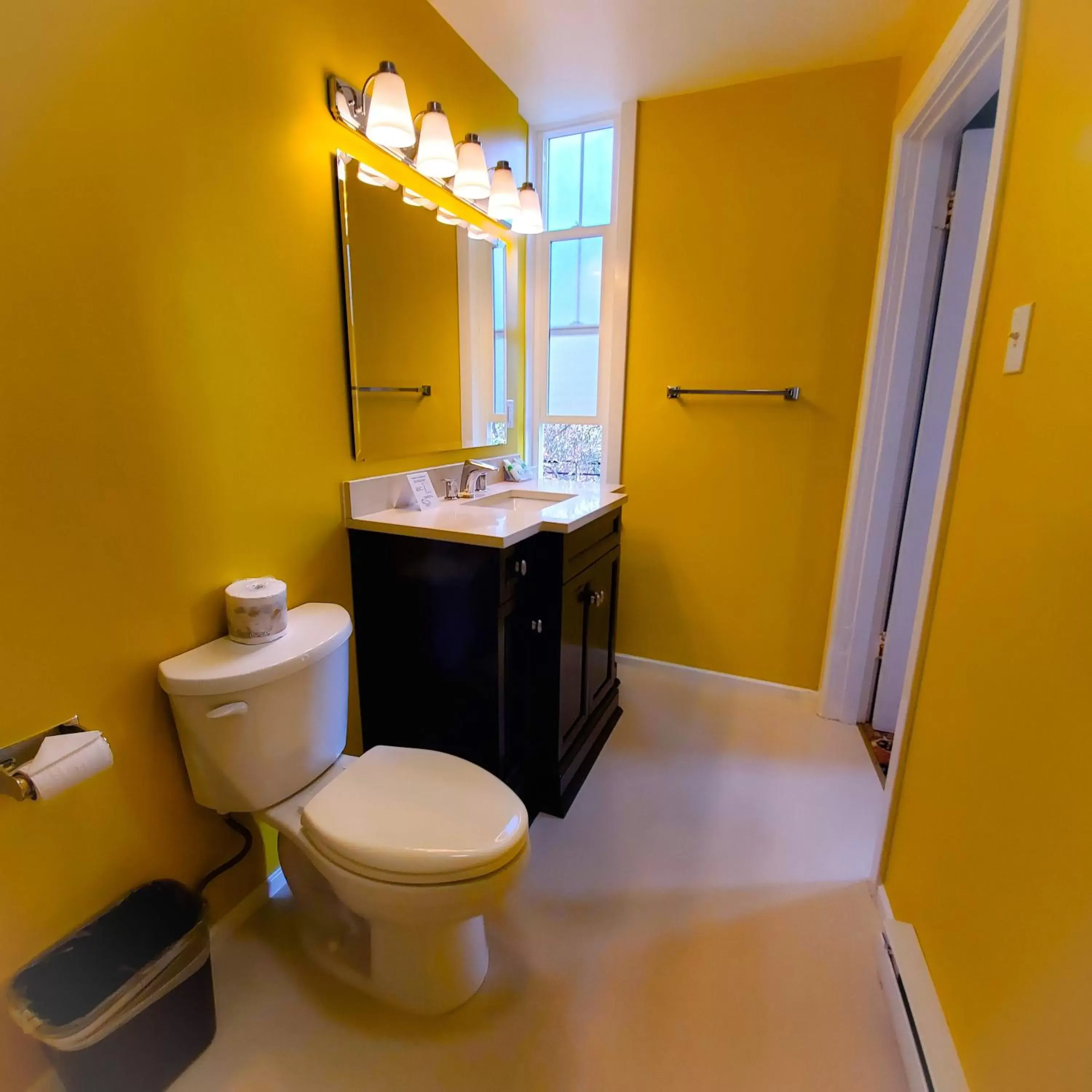 Bathroom in James Bay Inn Hotel, Suites & Cottage
