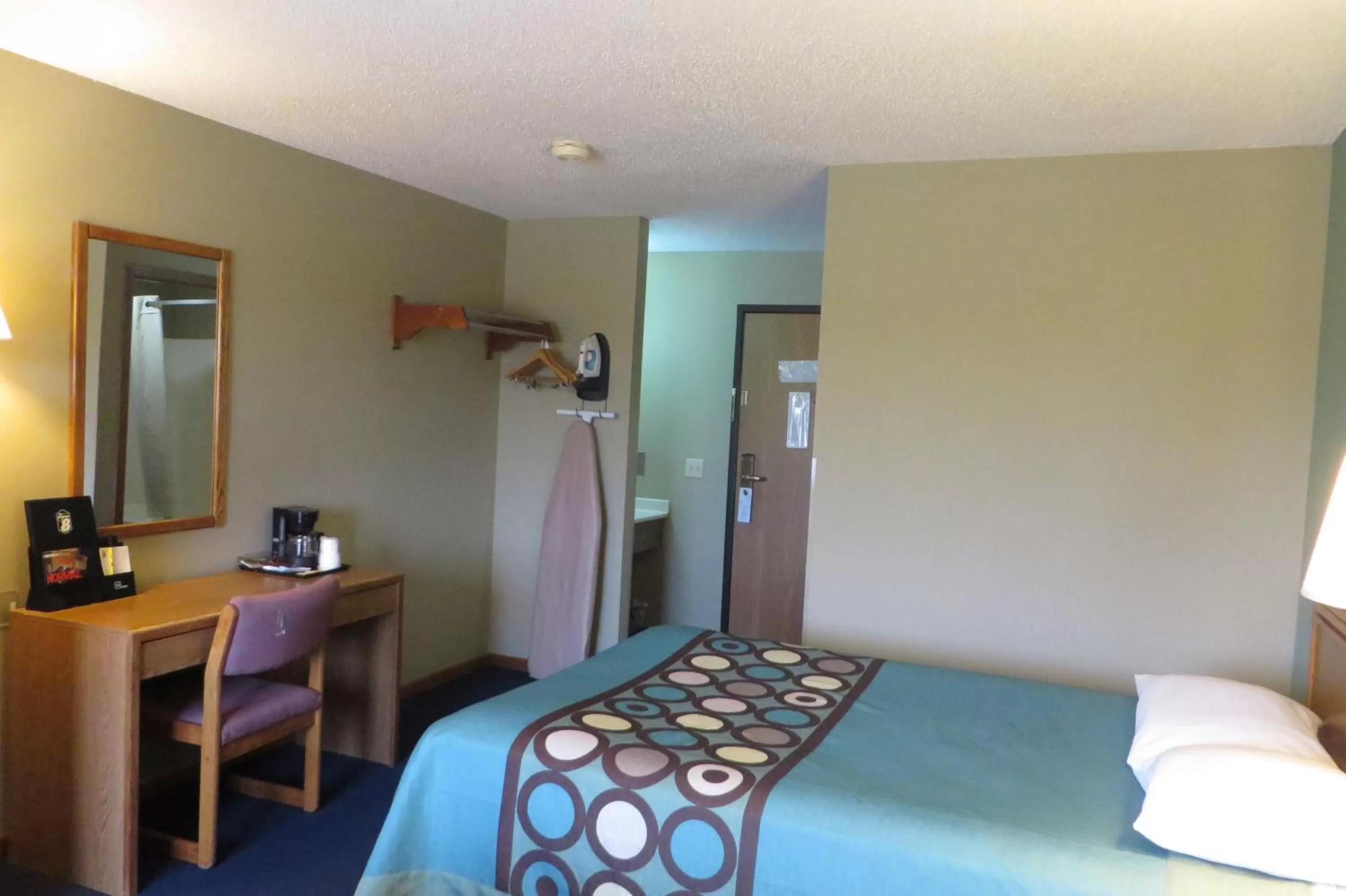 Photo of the whole room, Bed in Super 8 by Wyndham Macomb