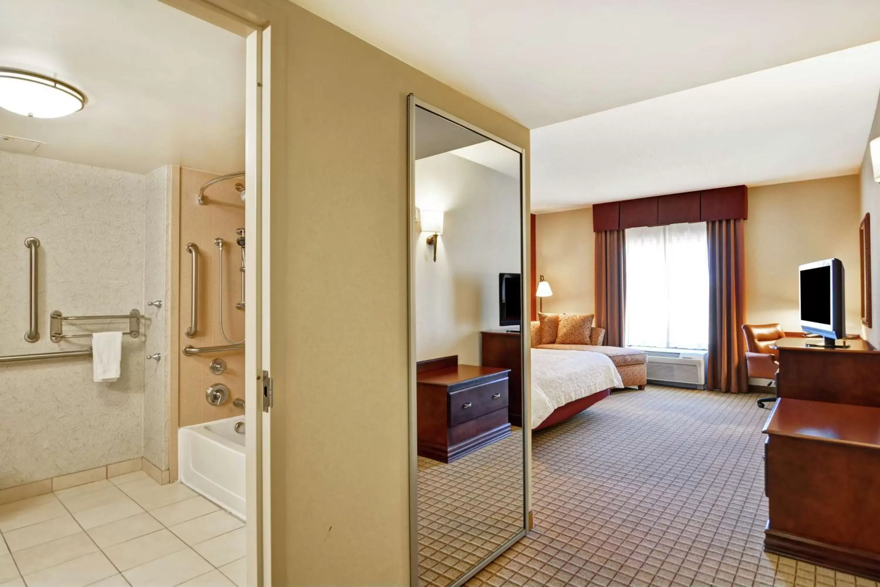 Bedroom, TV/Entertainment Center in Hampton Inn and Suites Peoria at Grand Prairie