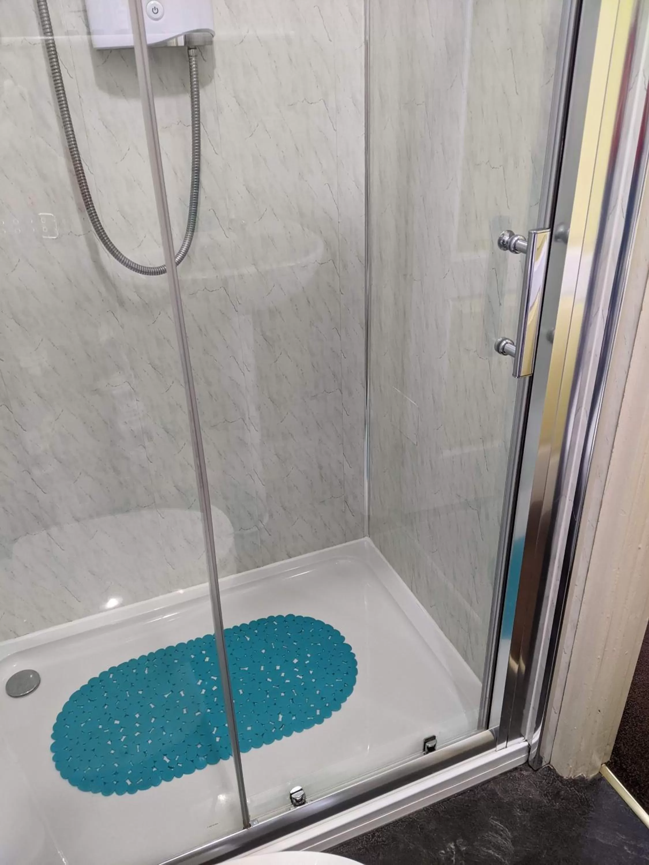 Bathroom in Kingswinford Guest House