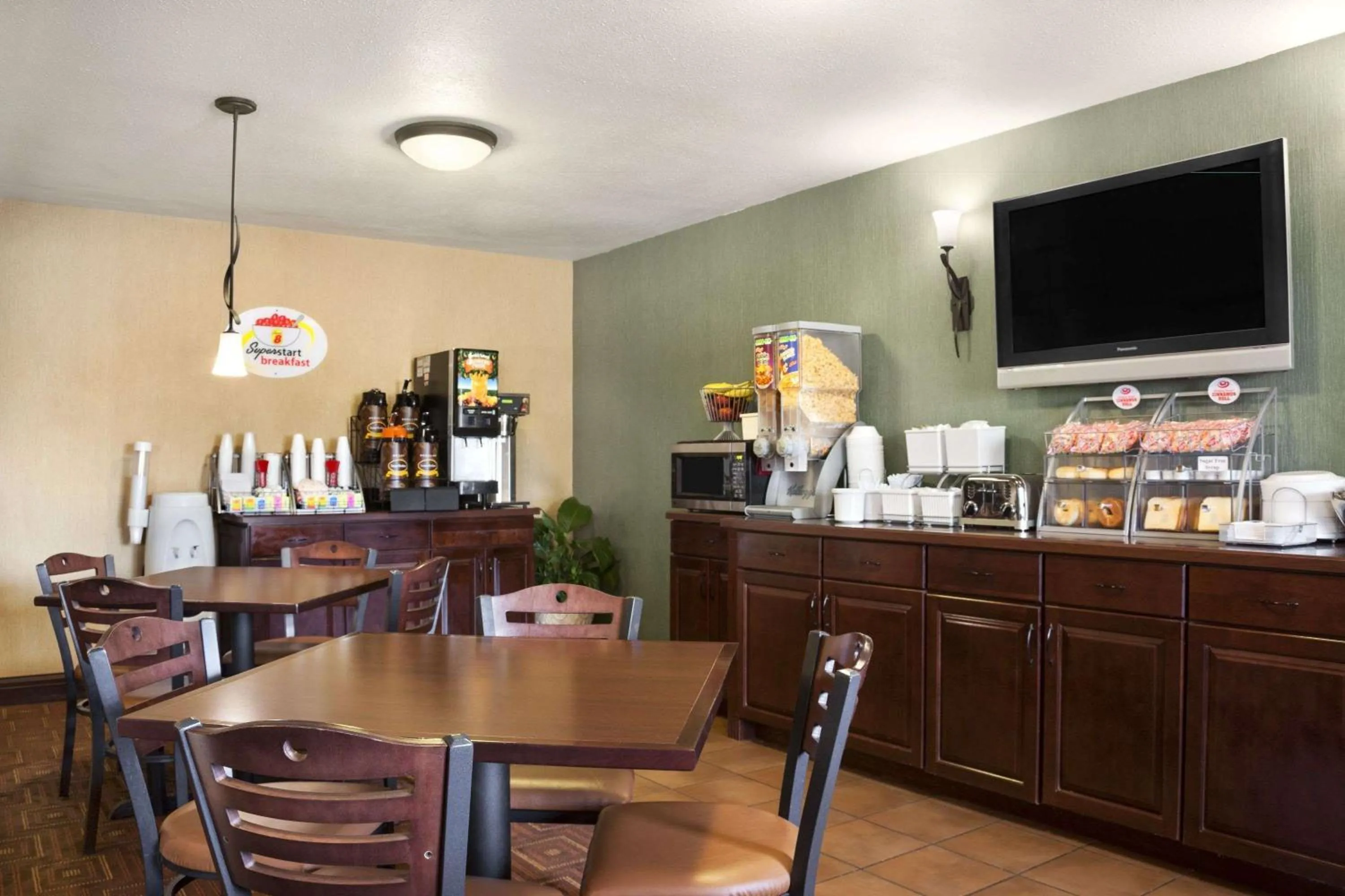 Restaurant/places to eat in Super 8 by Wyndham Fairview Heights-St. Louis