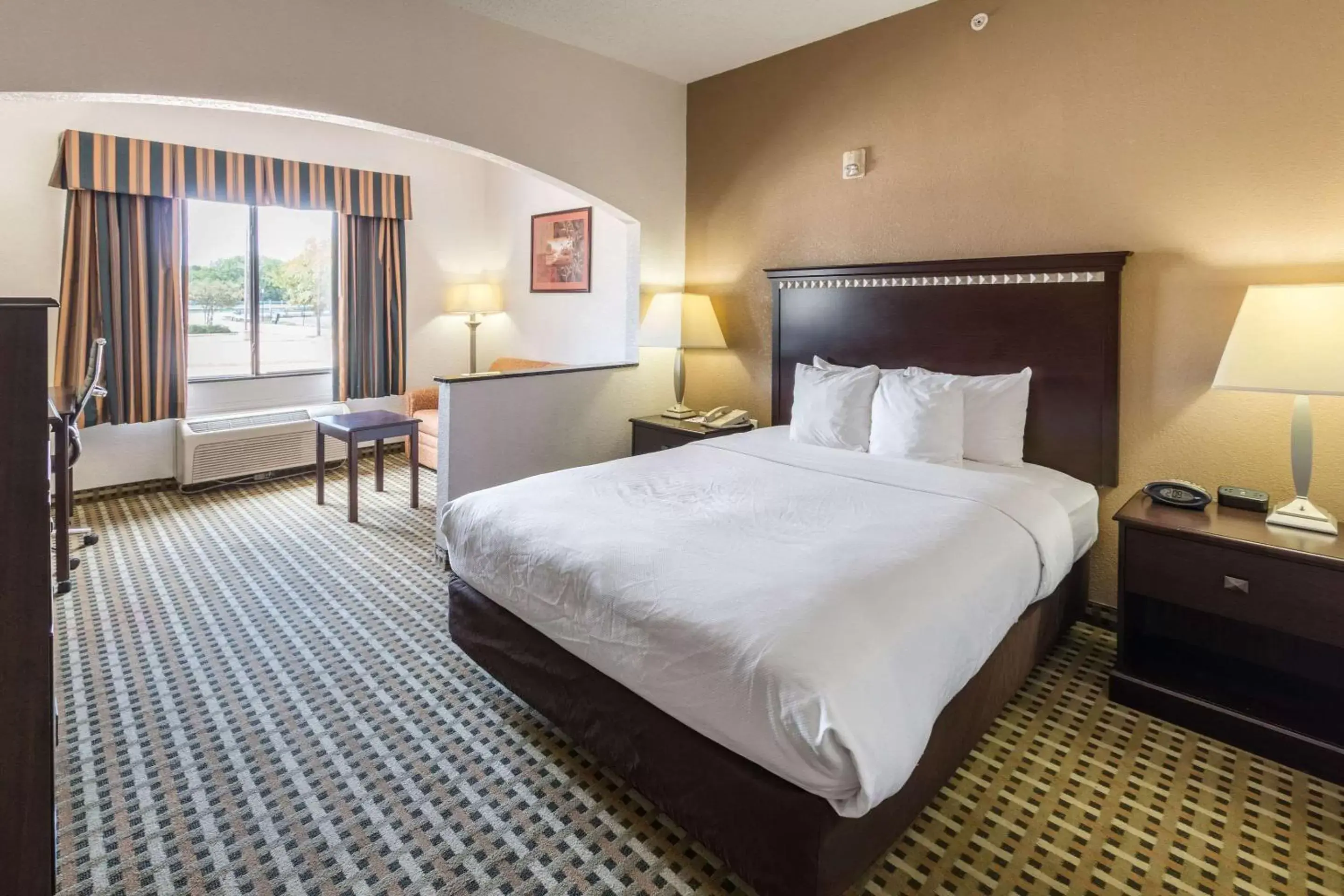 Photo of the whole room, Bed in Quality Suites, Ft Worth Burleson