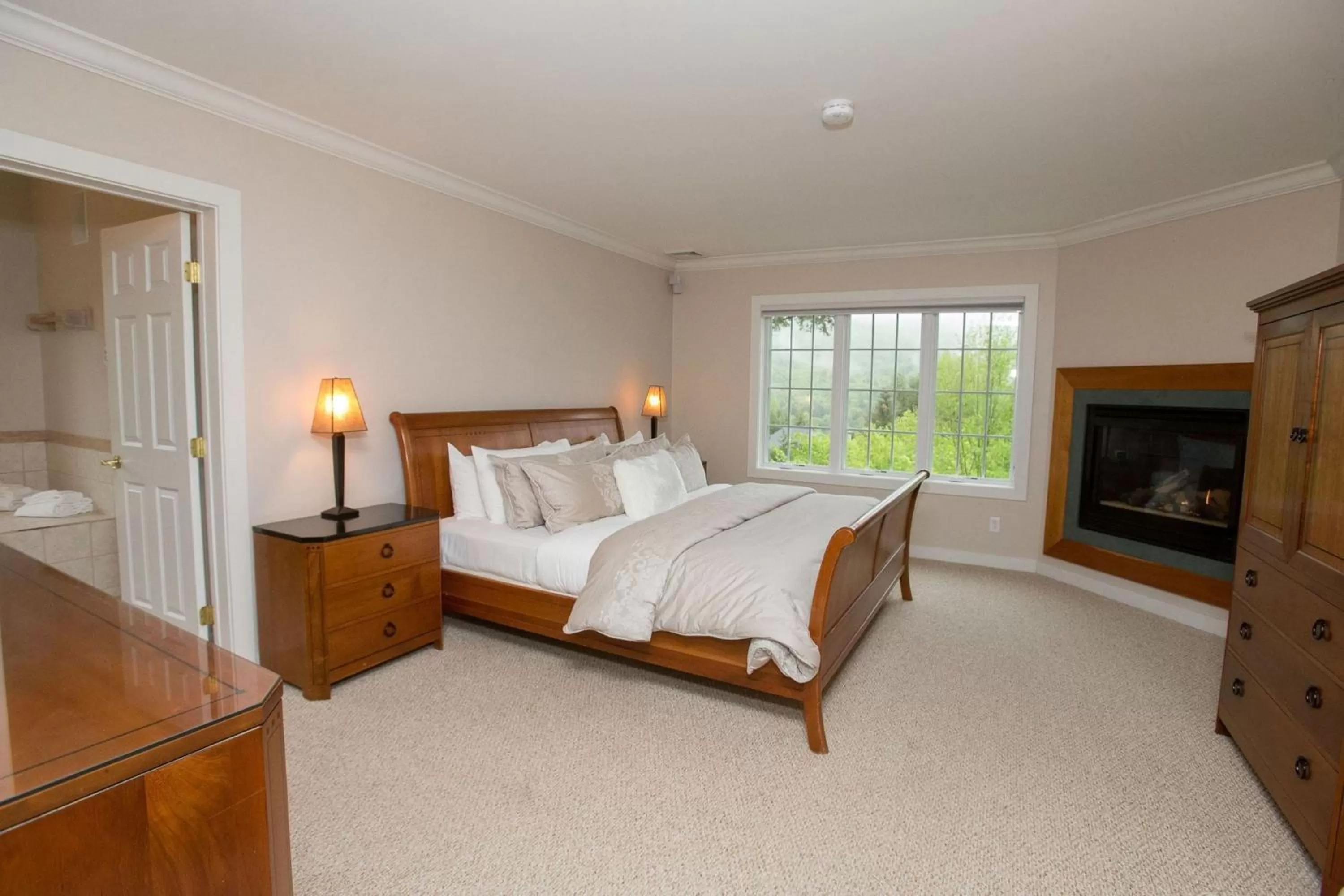 Bed in Topnotch Resort