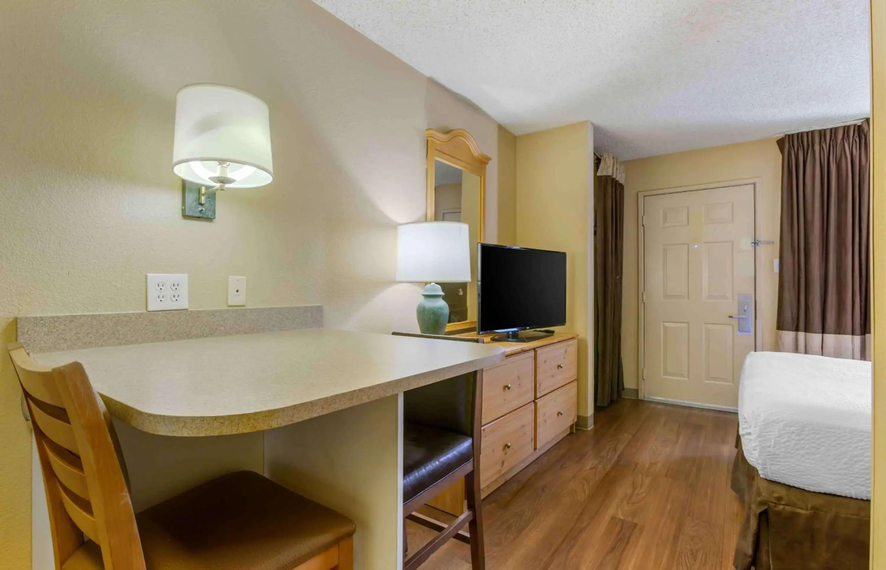 Bedroom, Kitchen/Kitchenette in Extended Stay America Suites - Phoenix - Scottsdale - Old Town