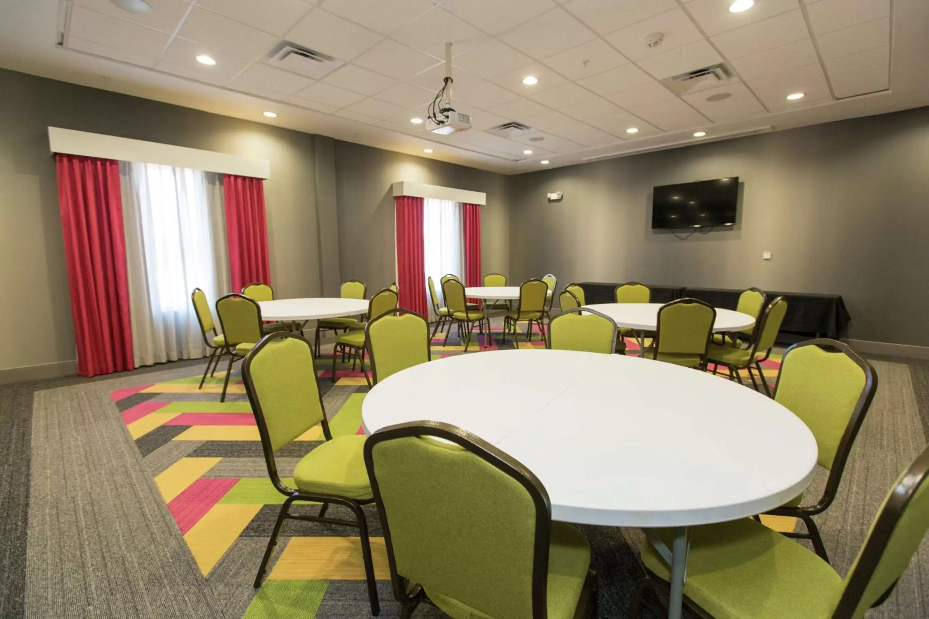 Meeting/conference room in Hampton Inn Mustang
