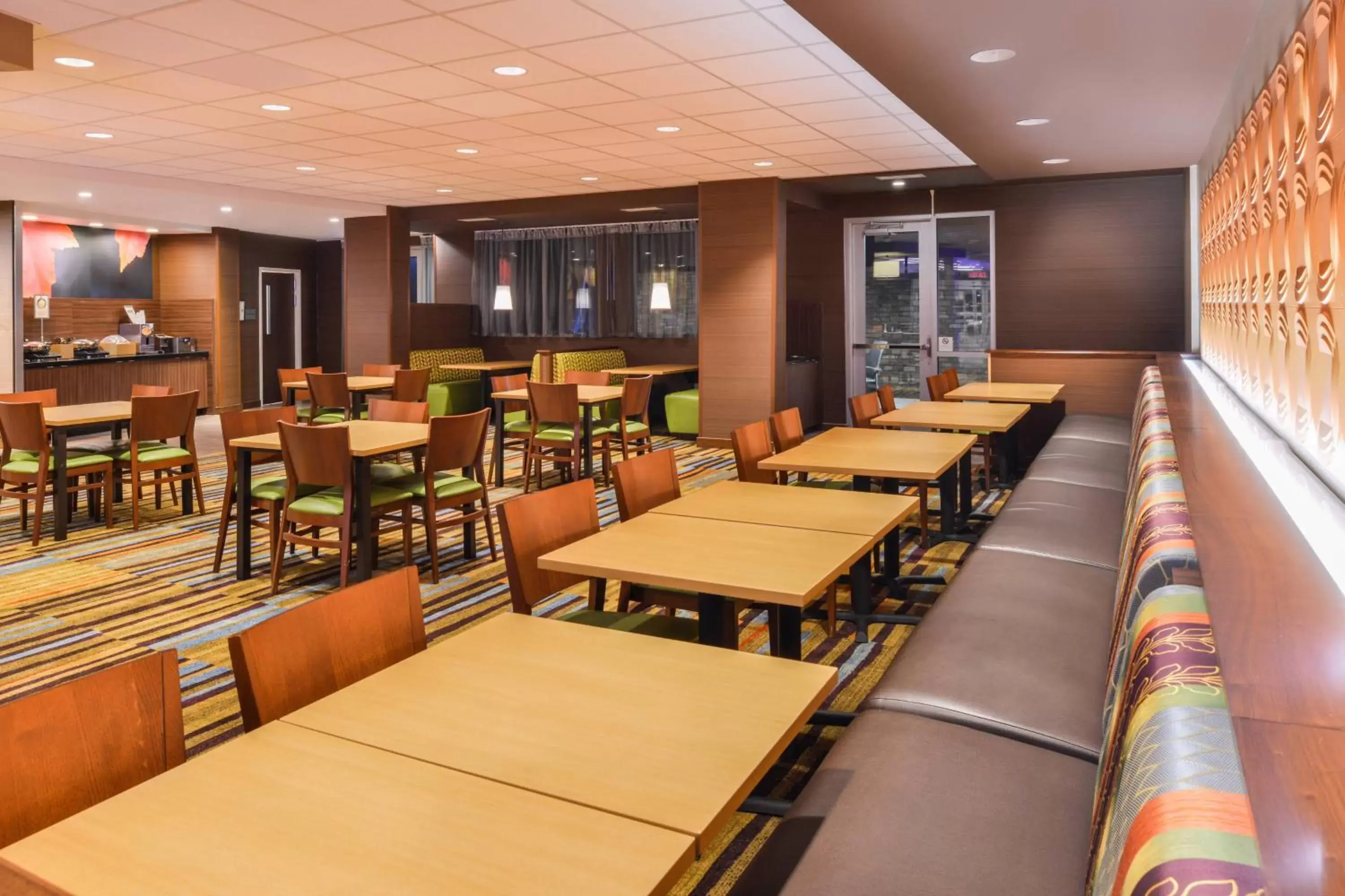 Breakfast, Restaurant/Places to Eat in Fairfield Inn & Suites by Marriott Coralville