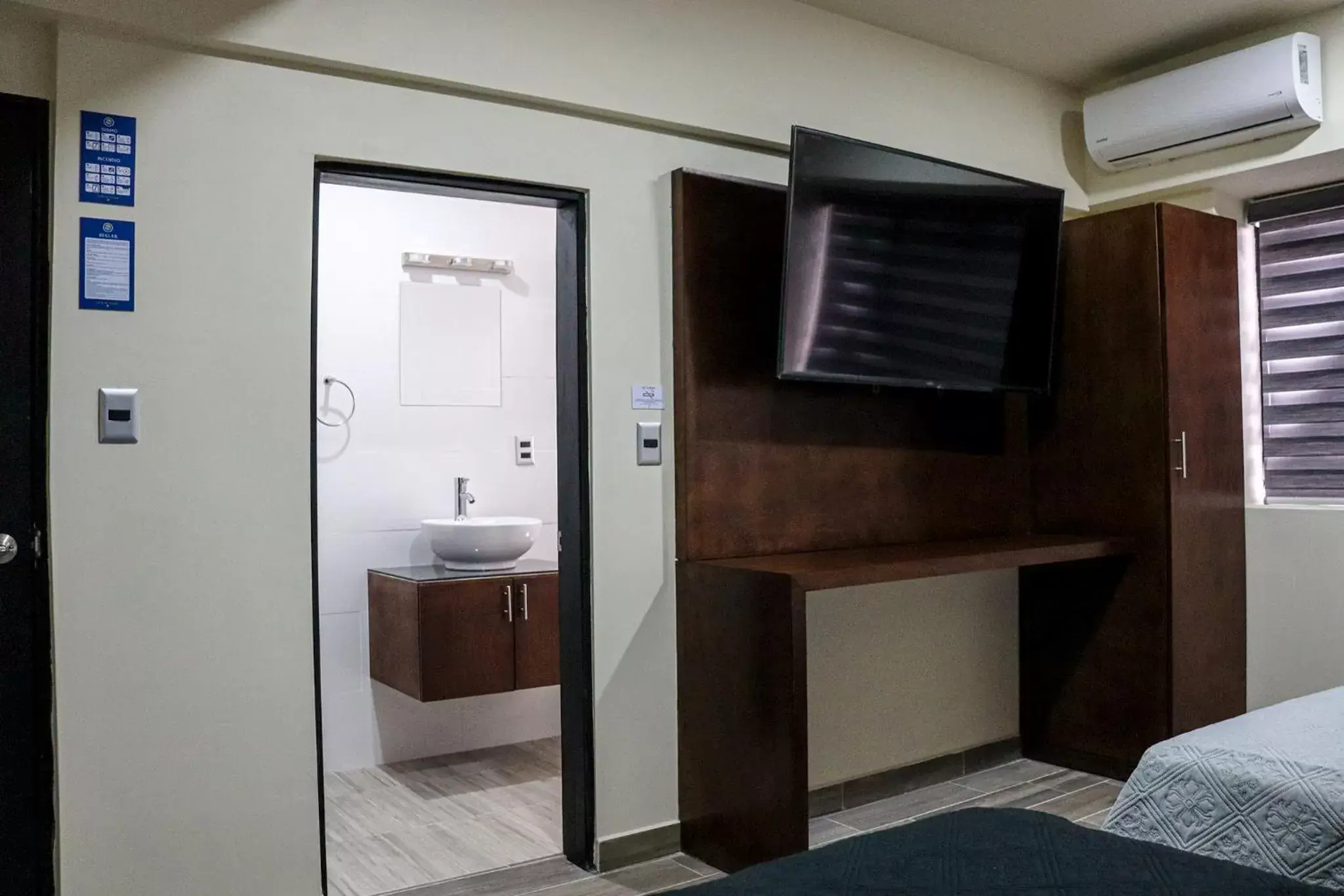 TV and multimedia, Bathroom in HOTEL MISION 11