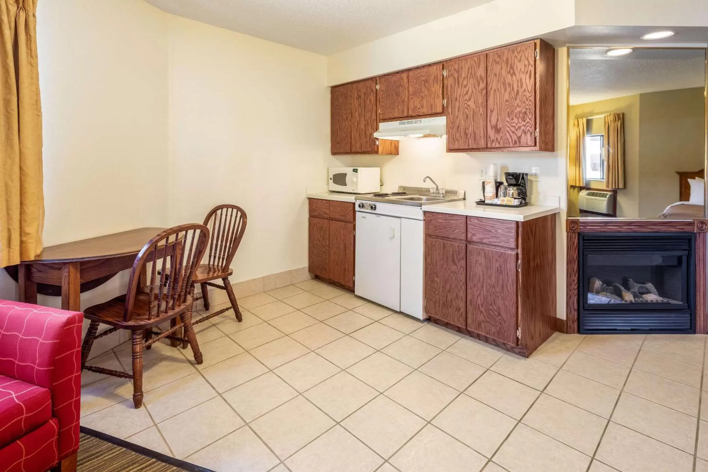 Photo of the whole room, Kitchen/Kitchenette in Quality Inn Keystone