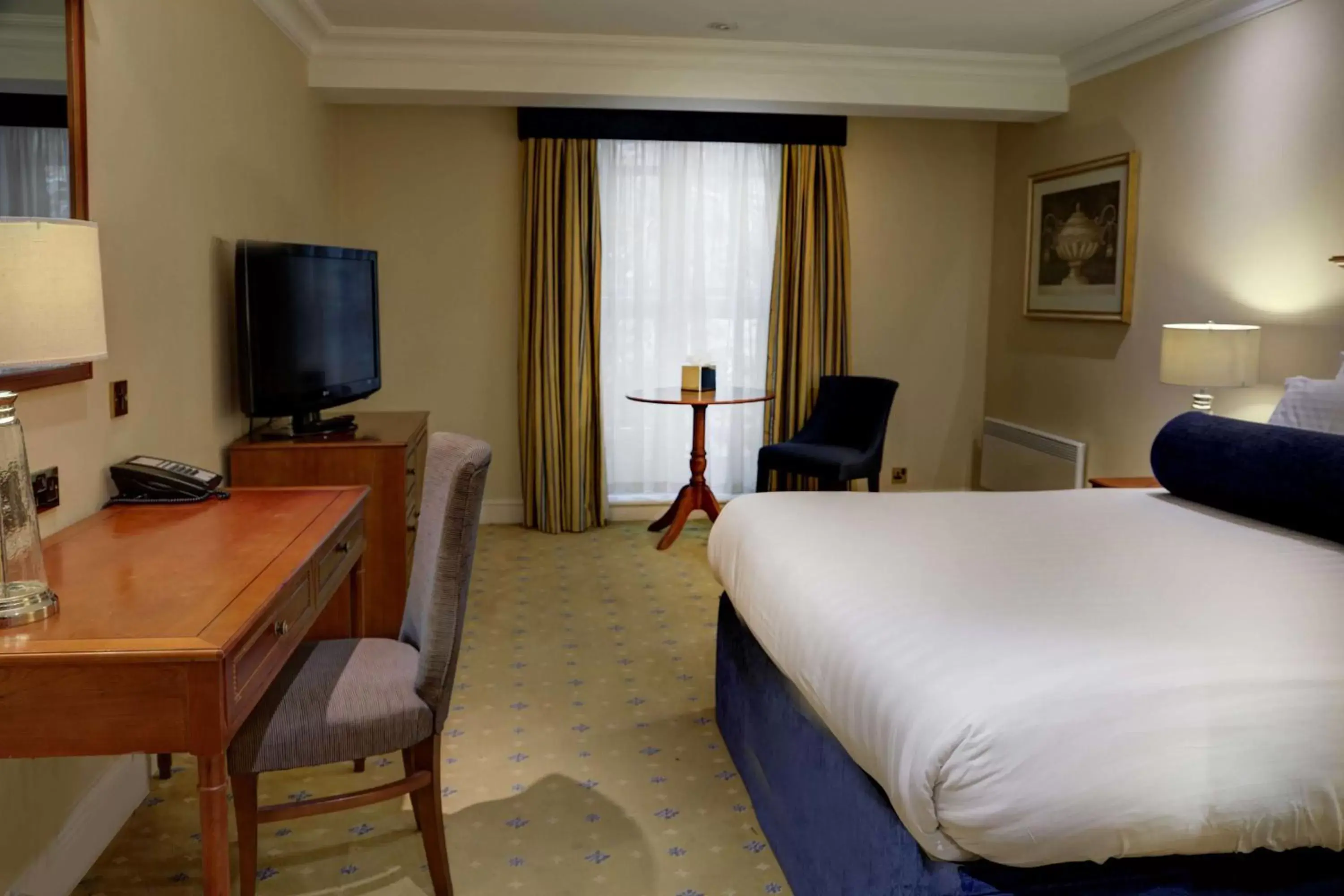 Bedroom, TV/Entertainment Center in Best Western Plus Manor Hotel NEC Birmingham