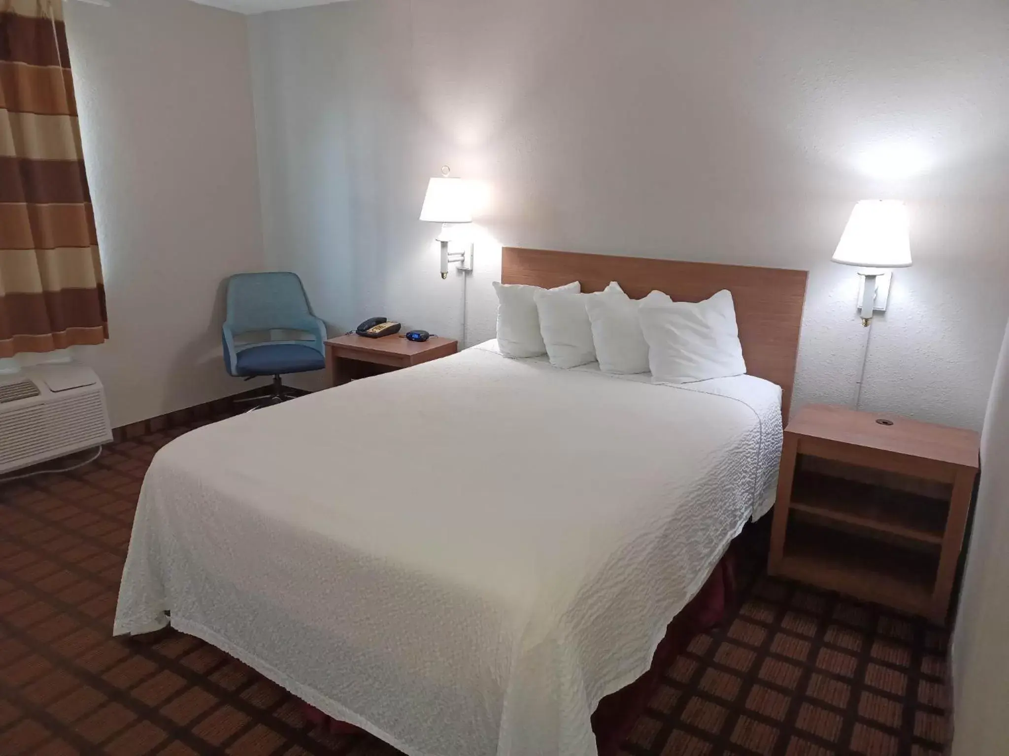 Bed in Days Inn & Suites by Wyndham Laredo