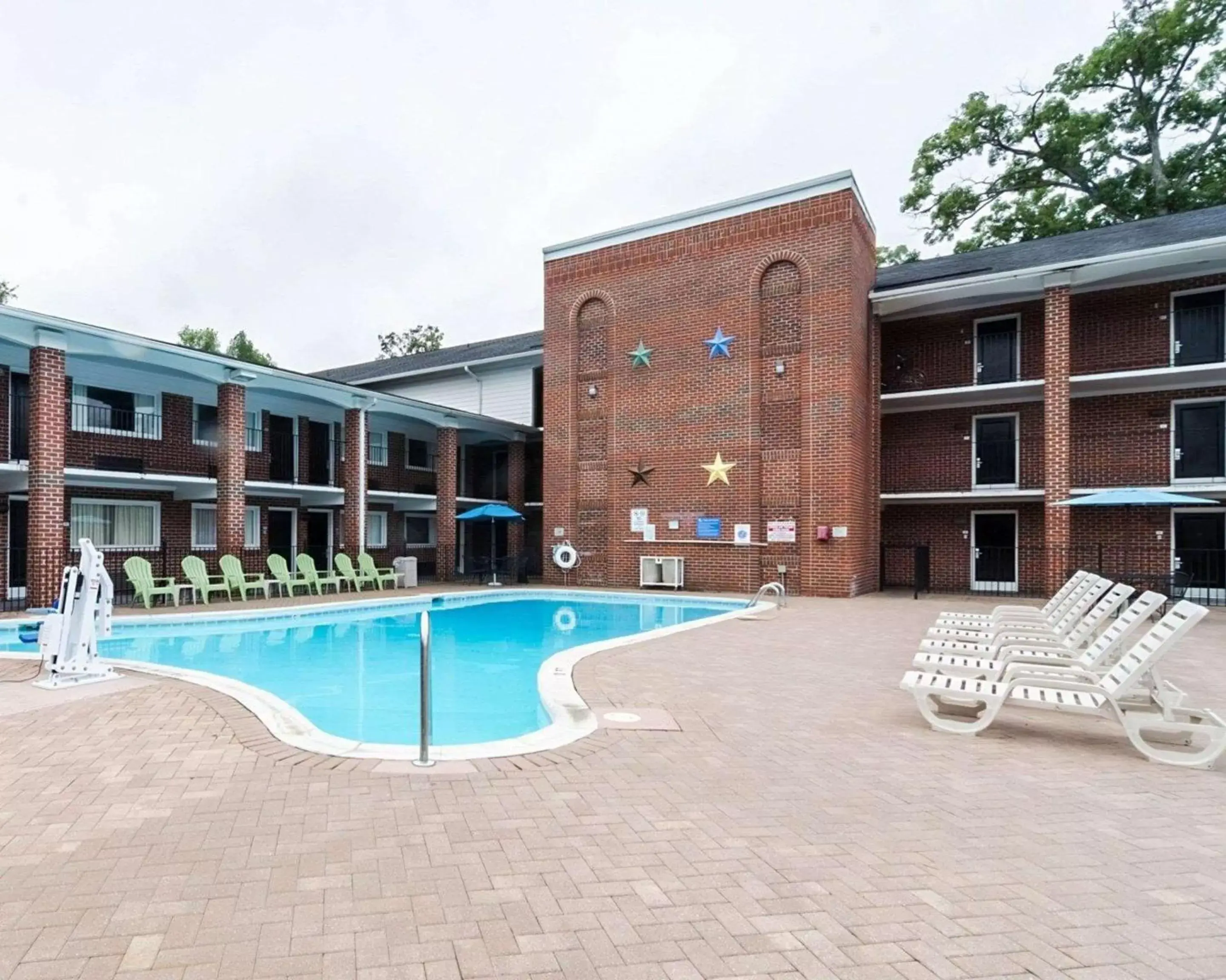 On site, Swimming Pool in Rodeway Inn & Suites Williamsburg Central