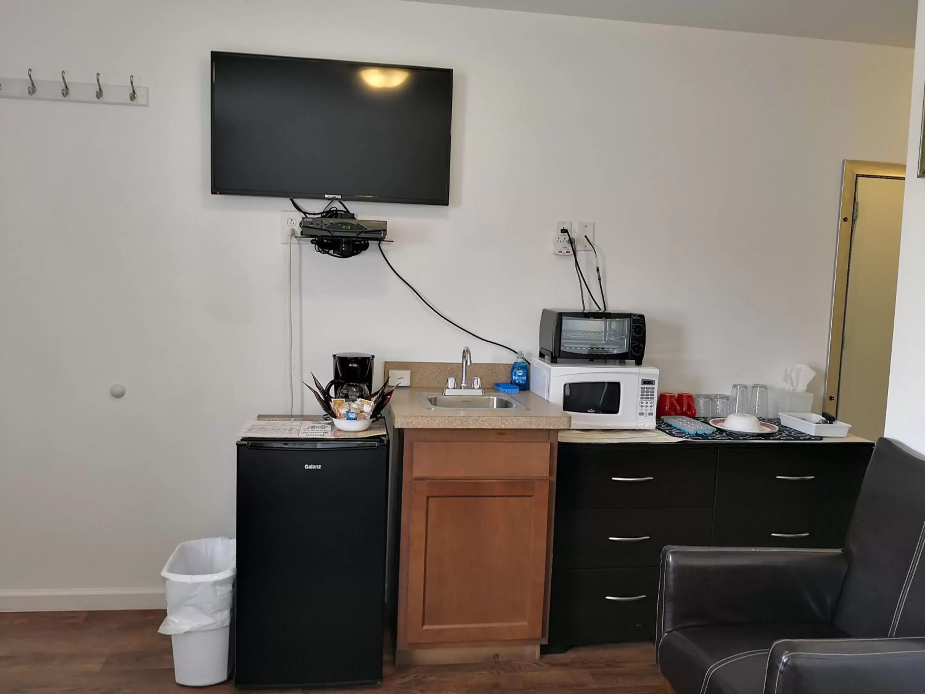 Kitchen or kitchenette, TV/Entertainment Center in Apple Inn and Suites Cooperstown Area