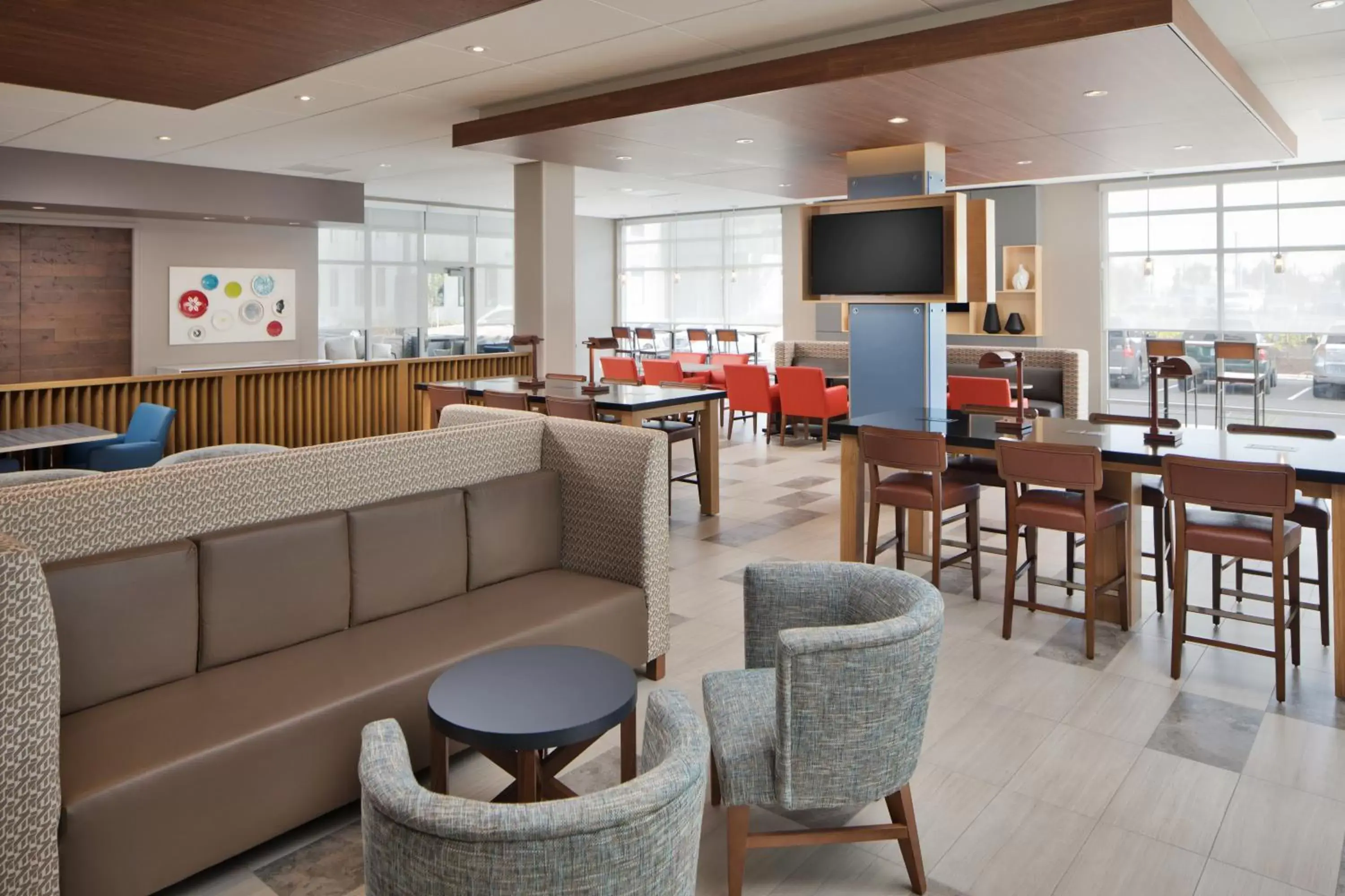 Breakfast, Lounge/Bar in Holiday Inn Express & Suites - Portland Airport - Cascade Stn, an IHG Hotel