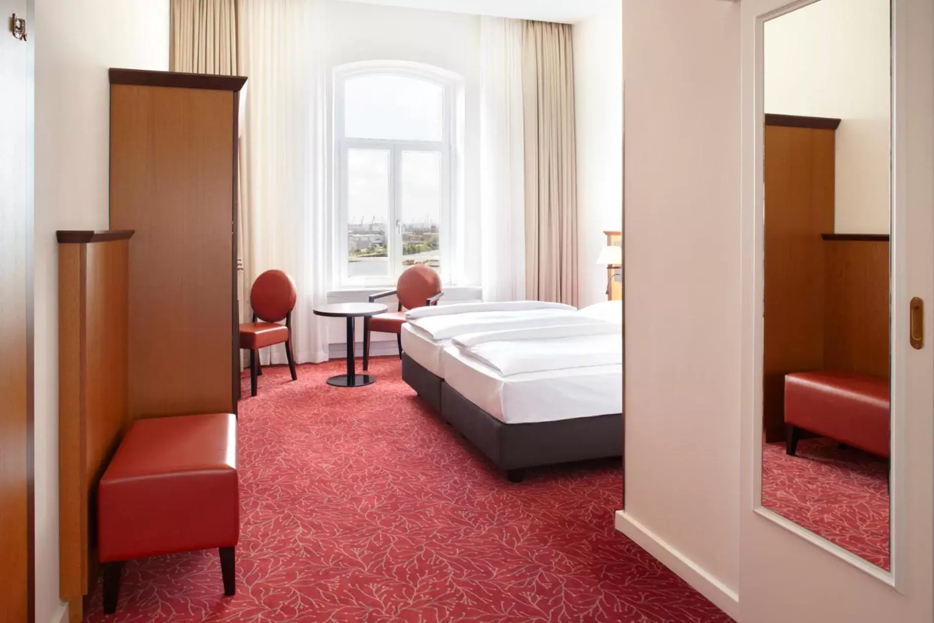 Seating area, Bed in Hotel Hafen Hamburg