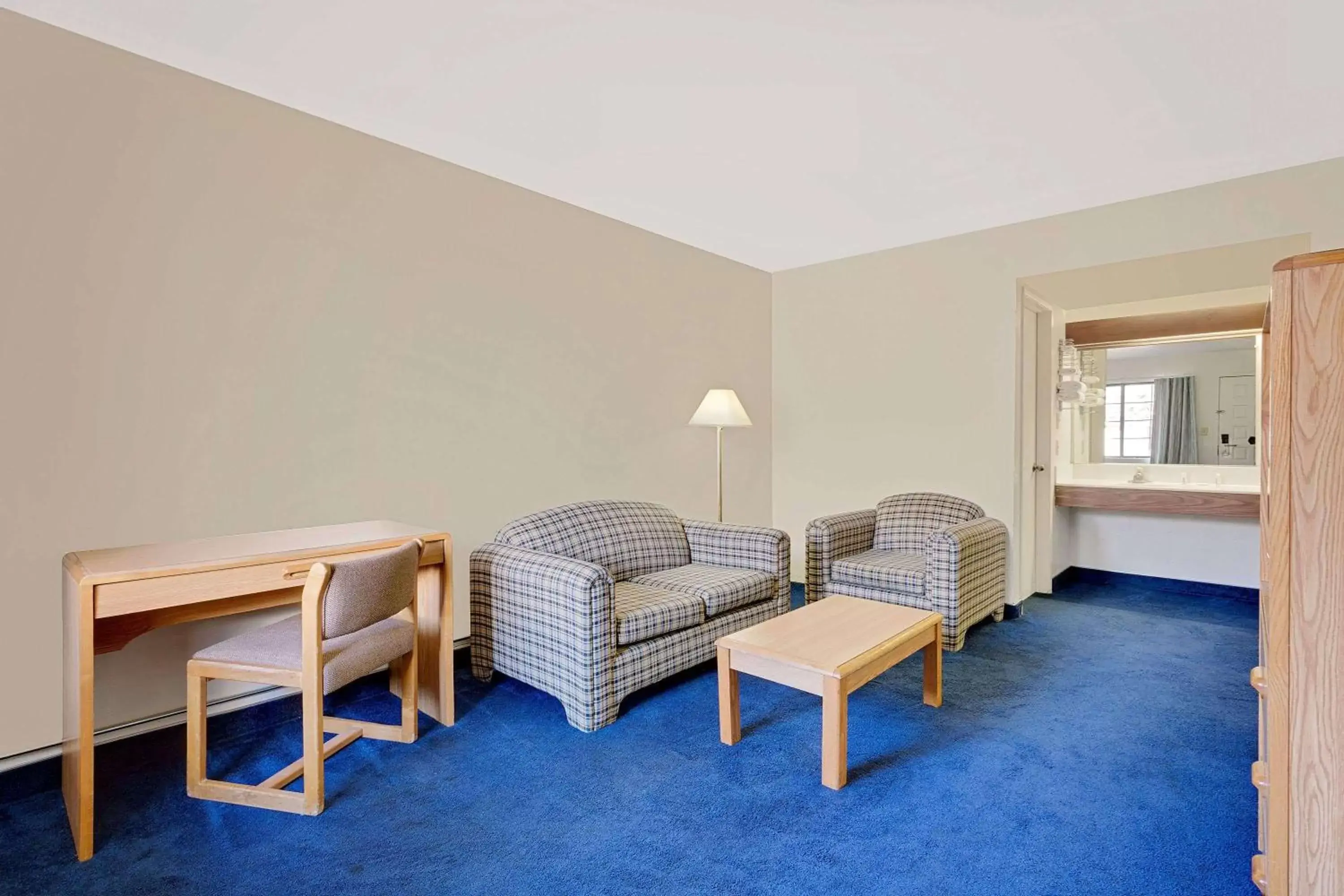 Photo of the whole room, Seating Area in Days Inn & Suites by Wyndham Needles