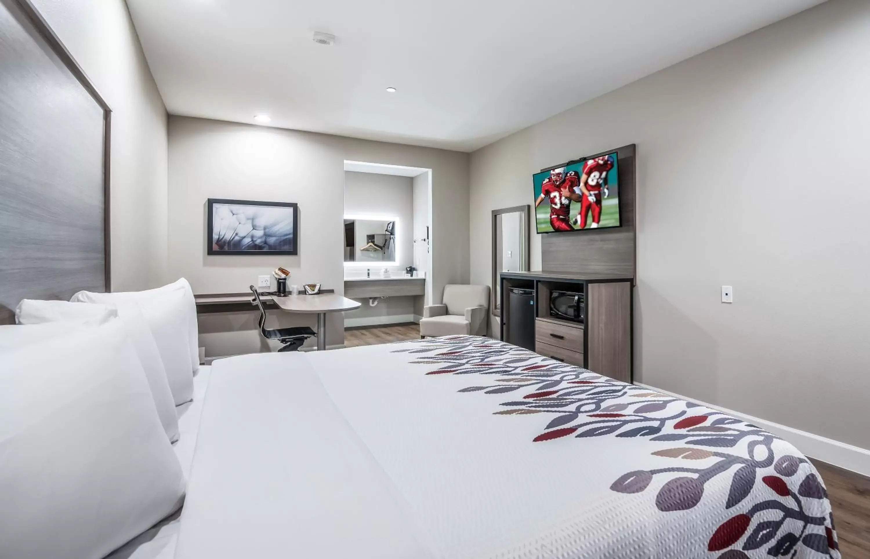 Photo of the whole room, Bed in Red Roof Inn Baytown Photo of the whole room, Bed in Red Roof Inn Baytown