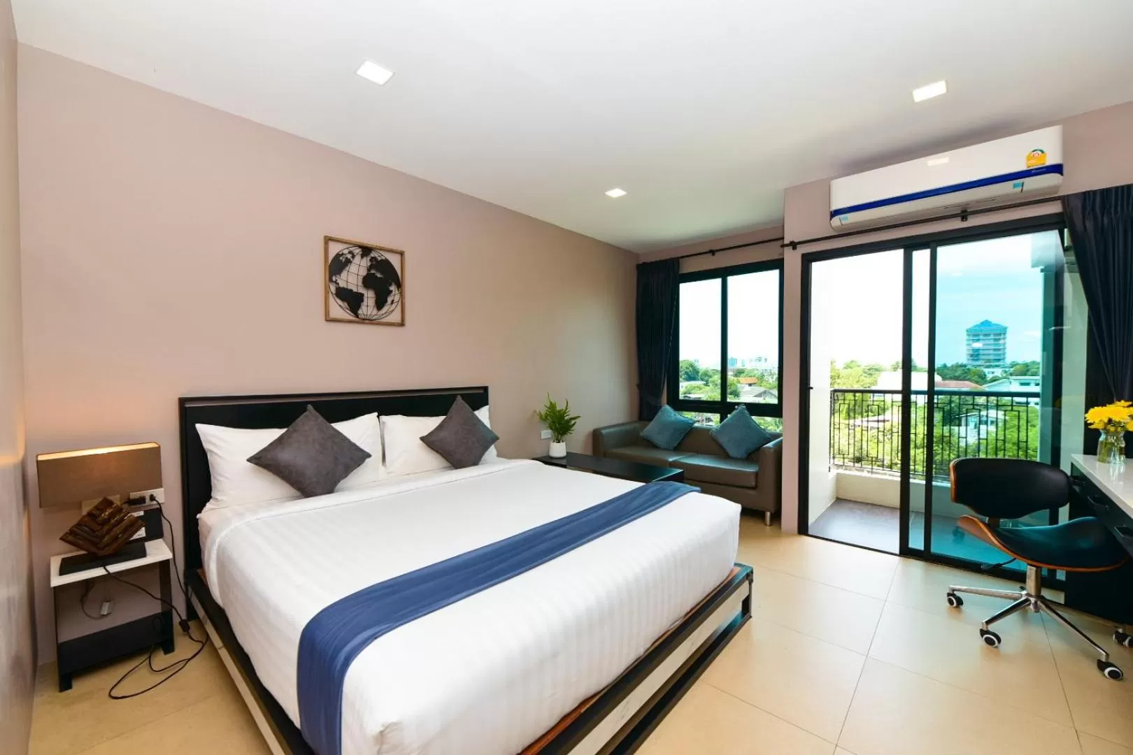 Bed in NORN Rimklong Bangkok Hotel