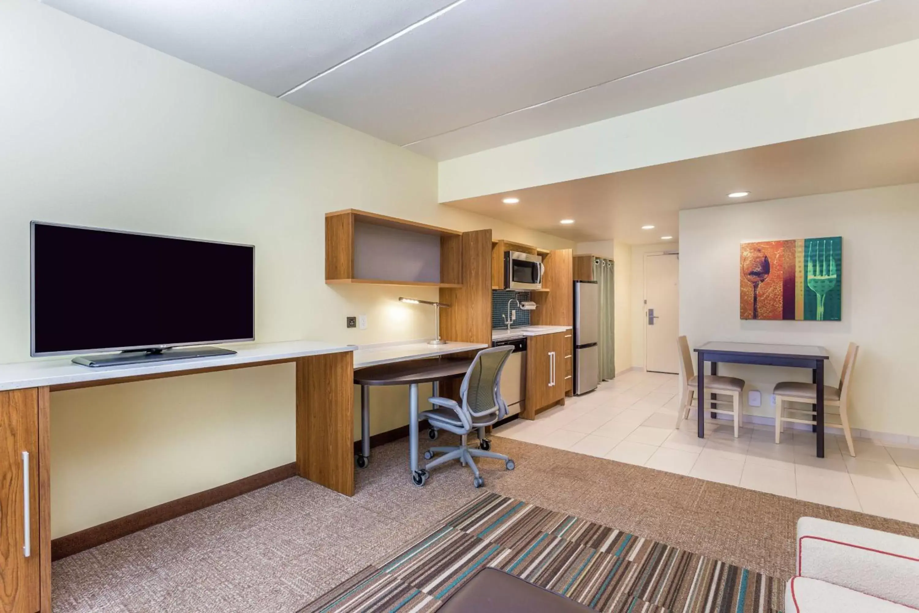 Bedroom, TV/Entertainment Center in Home2 Suites by Hilton Albany Airport/Wolf Rd
