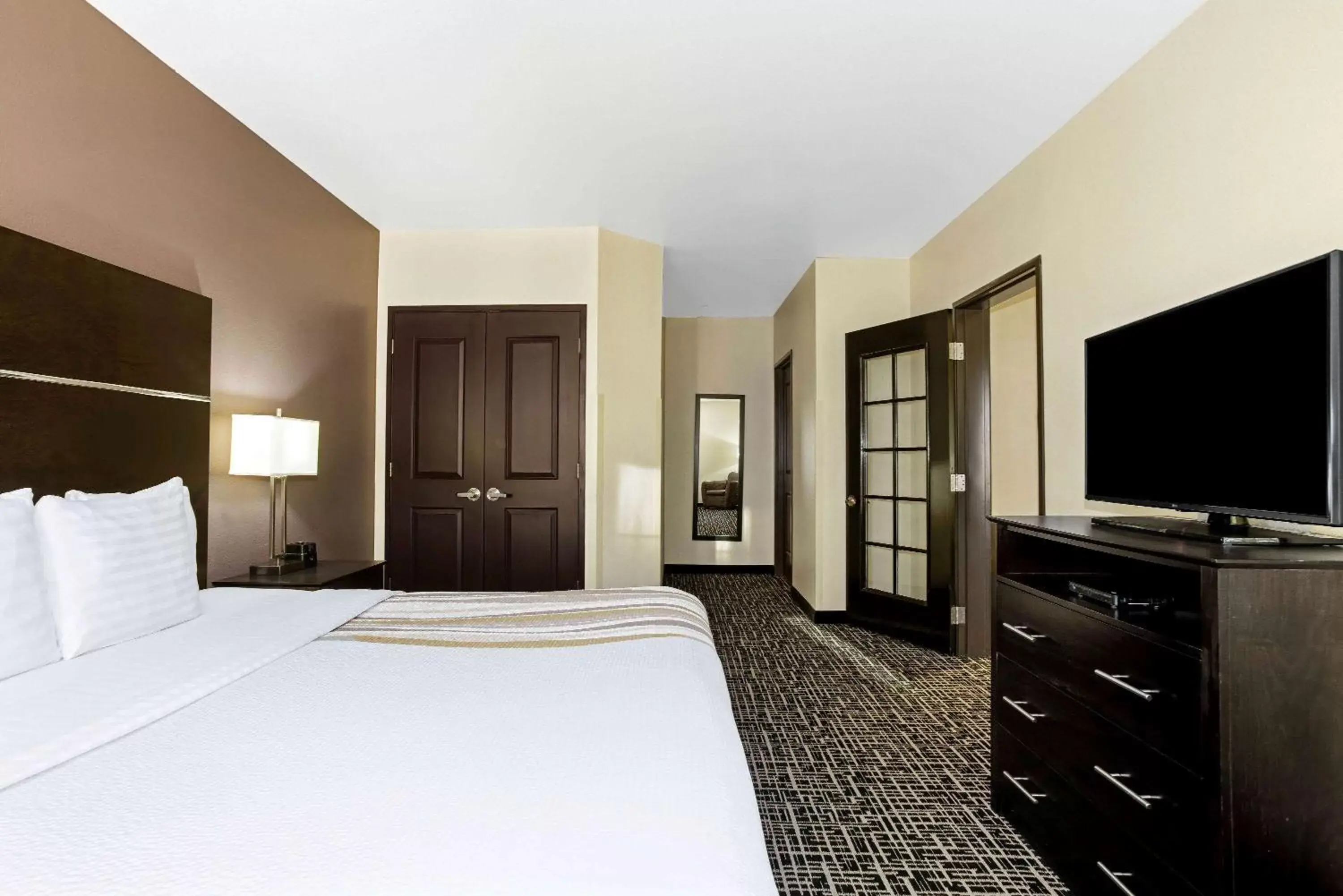 Photo of the whole room, Bed in La Quinta by Wyndham Denver Gateway Park Photo of the whole room, Bed in La Quinta by Wyndham Denver Gateway Park