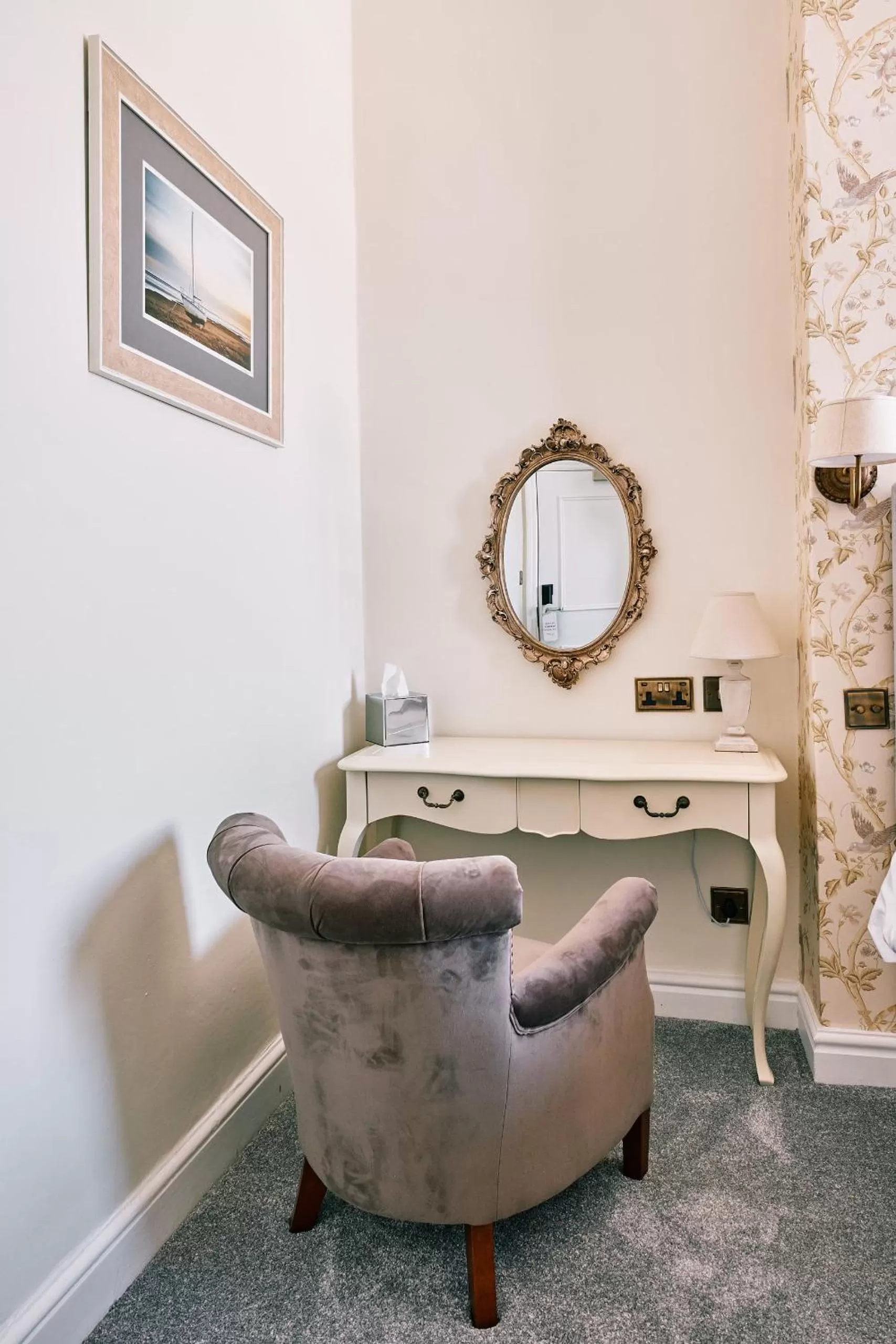 Bedroom in The Queens Hotel