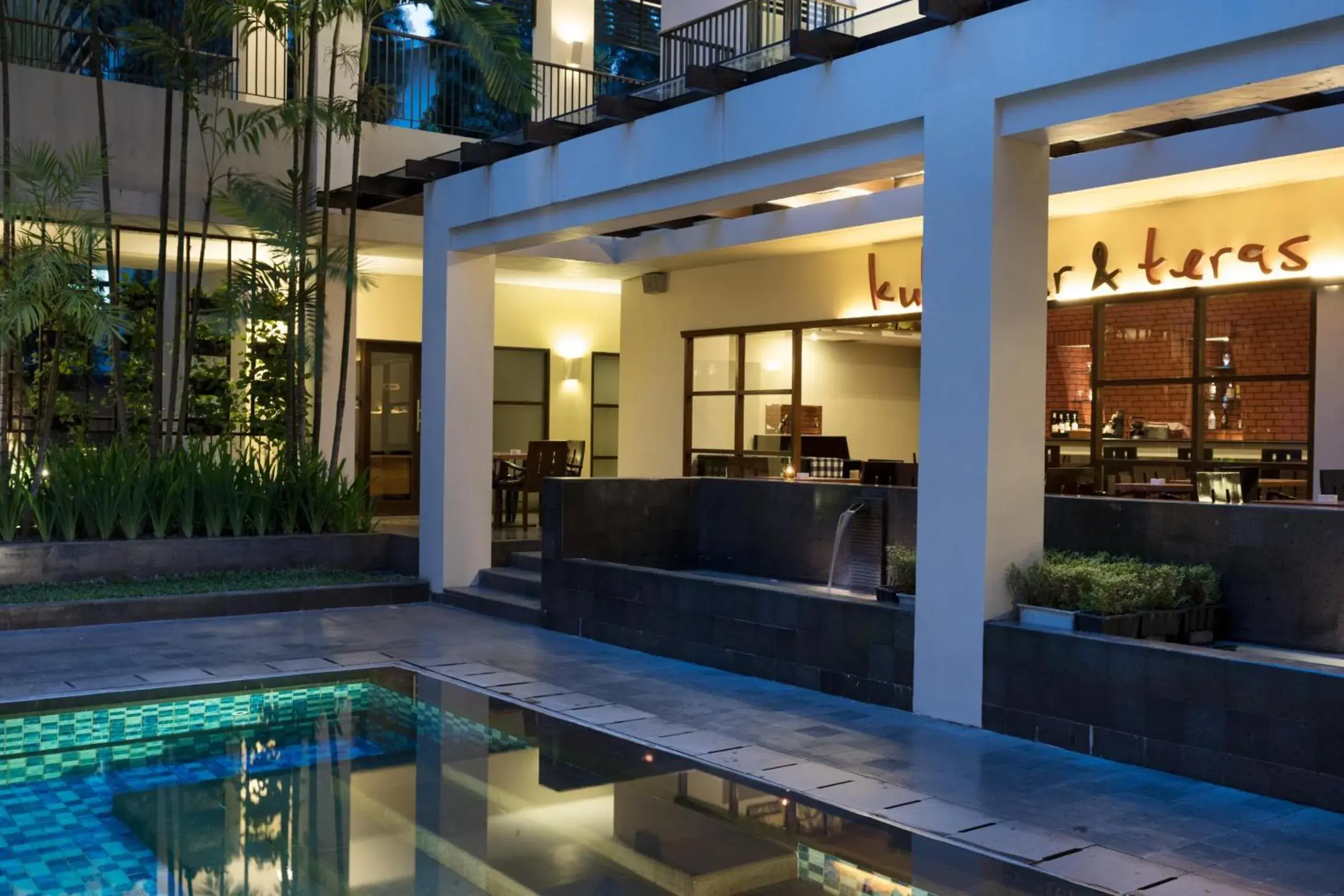 Lounge or bar, Swimming Pool in Hotel Santika Premiere Malang
