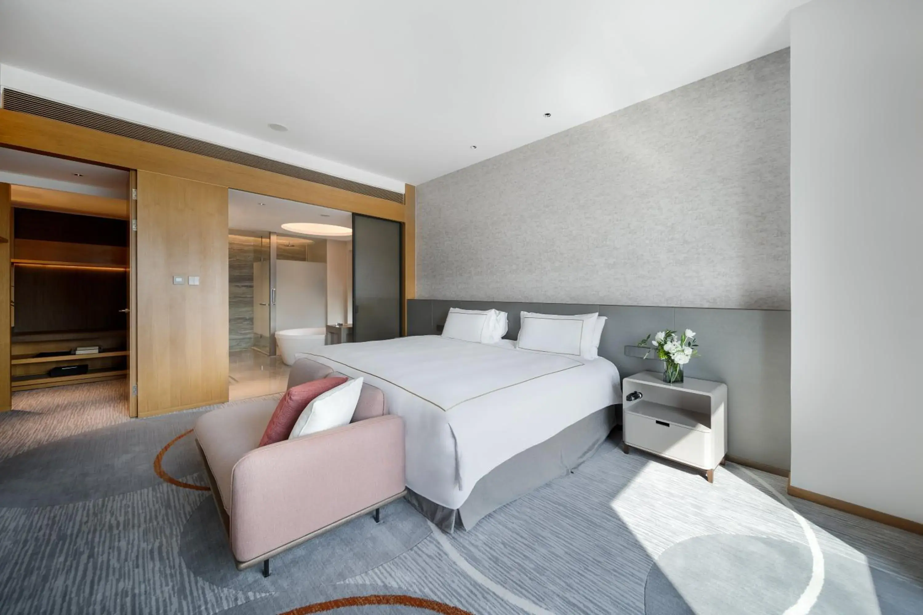 Photo of the whole room, Bed in InterContinental Suzhou Hotel, an IHG Hotel