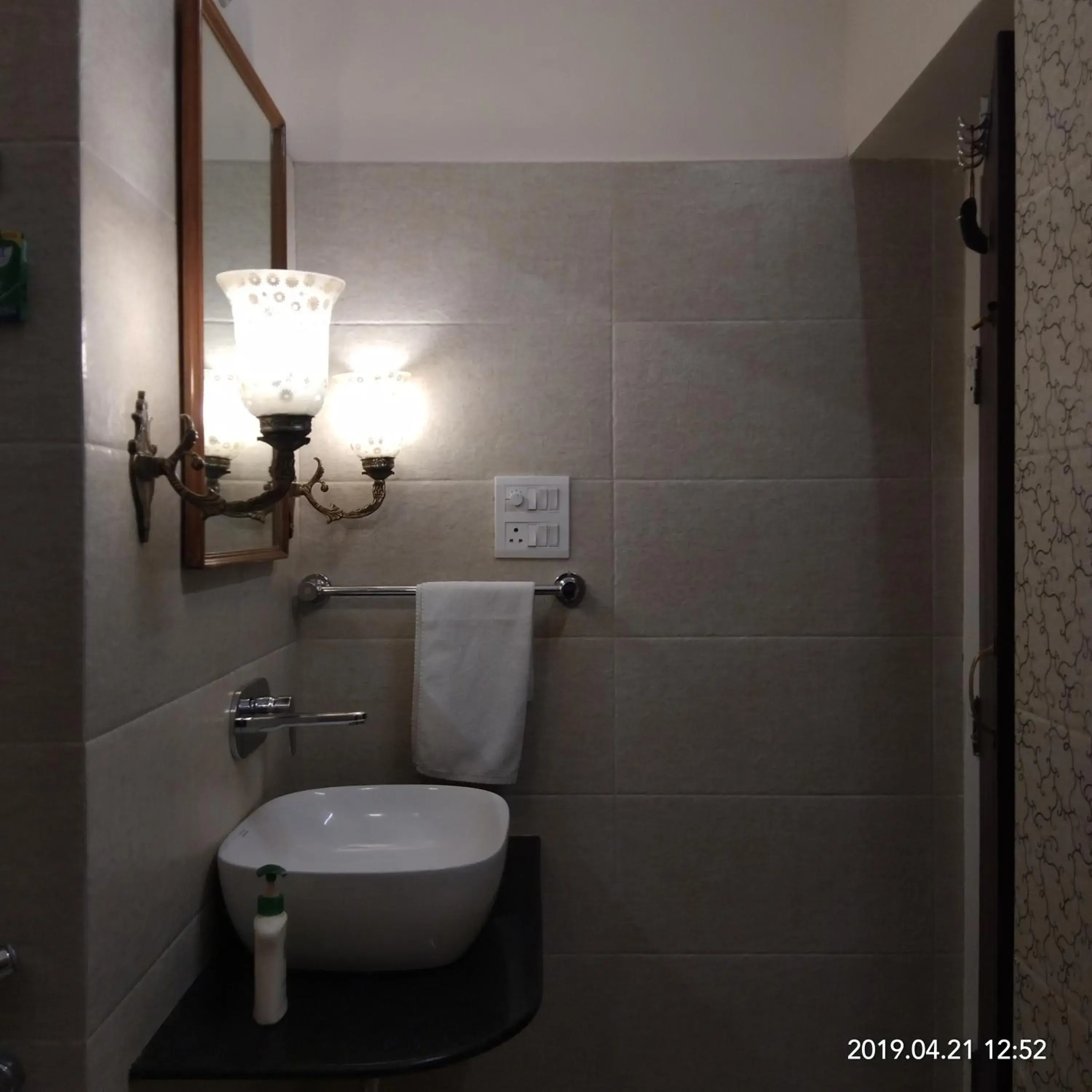 Bathroom in Jai Niwas Garden Hotel