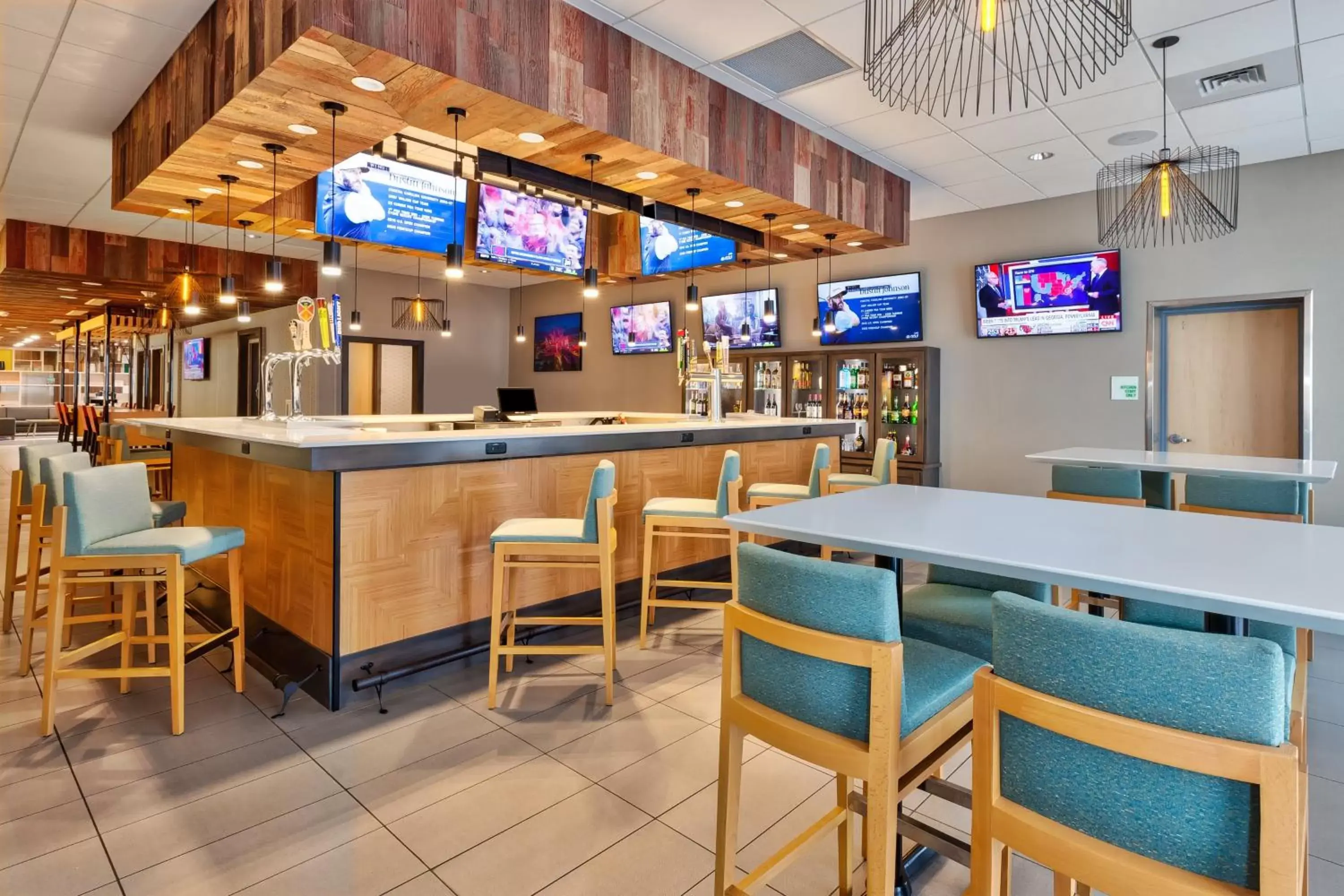 Lounge or bar, Lounge/Bar in Holiday Inn & Suites - Toledo Southwest - Perrysburg, an IHG Hotel