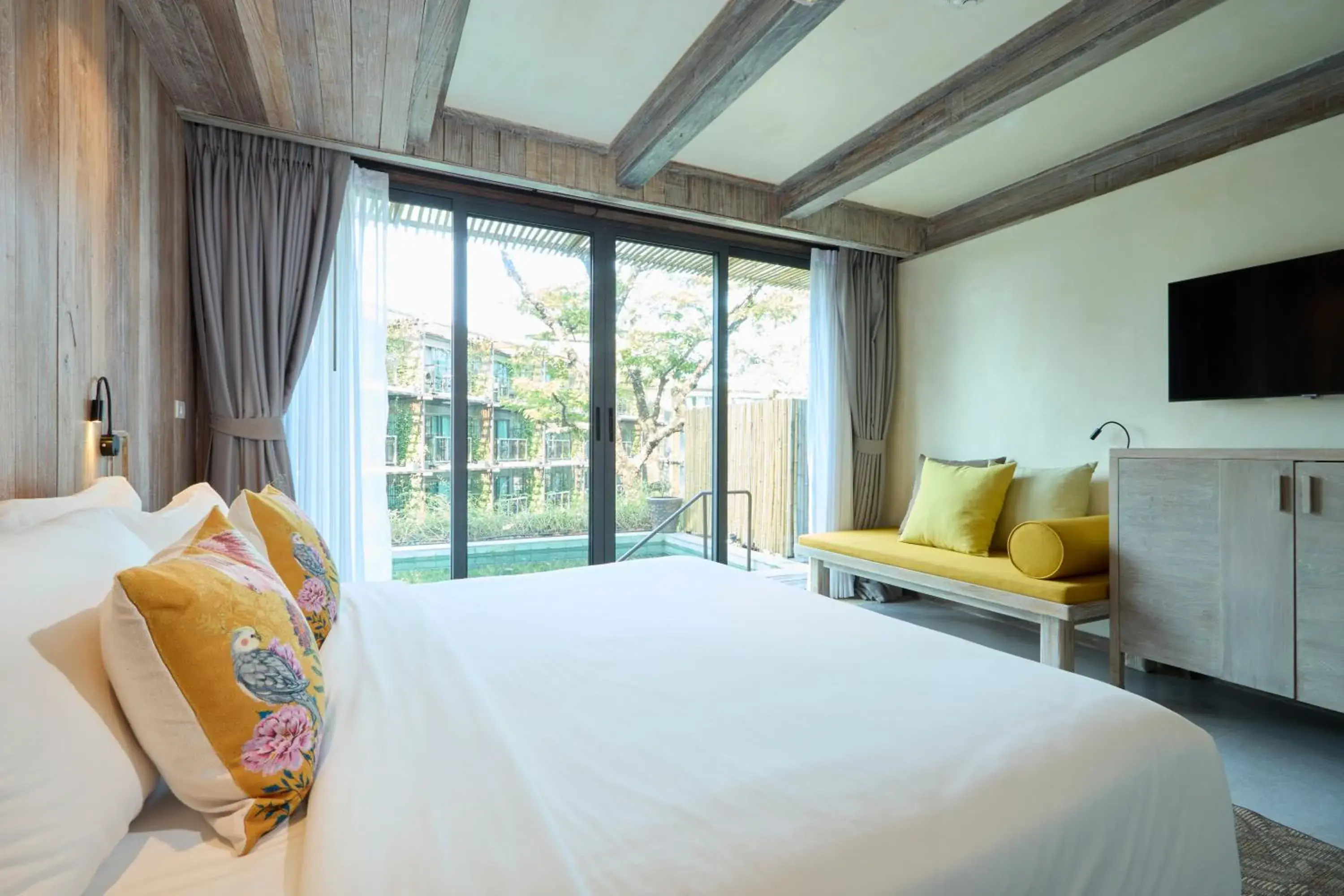 Bedroom, Bed in Dinso Resort & Villas Phuket an IHG Hotel