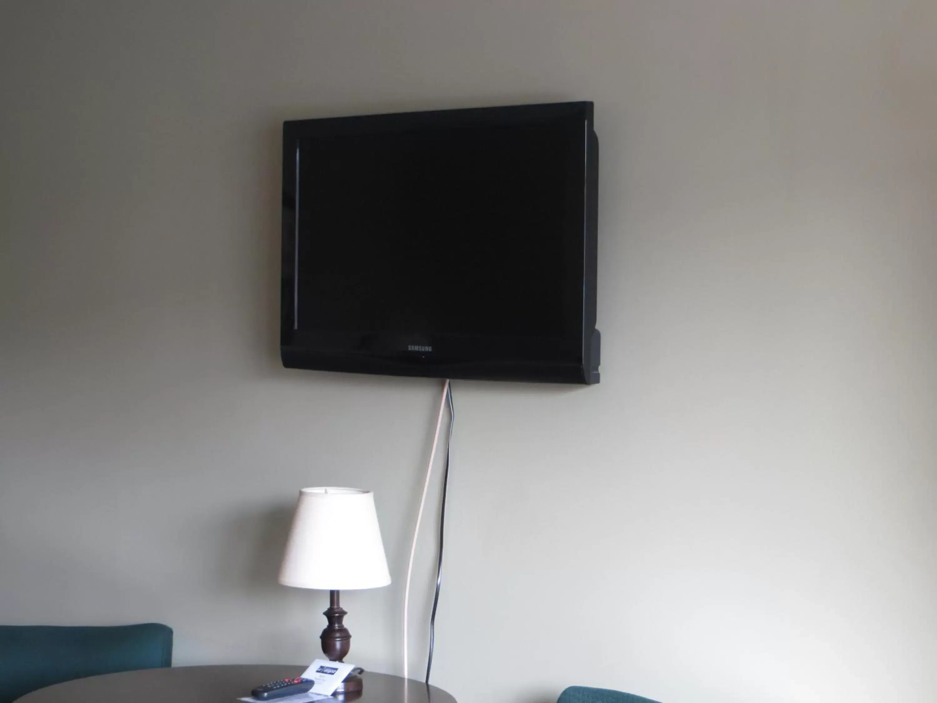 TV and multimedia, TV/Entertainment Center in Hotel Le Voyageur