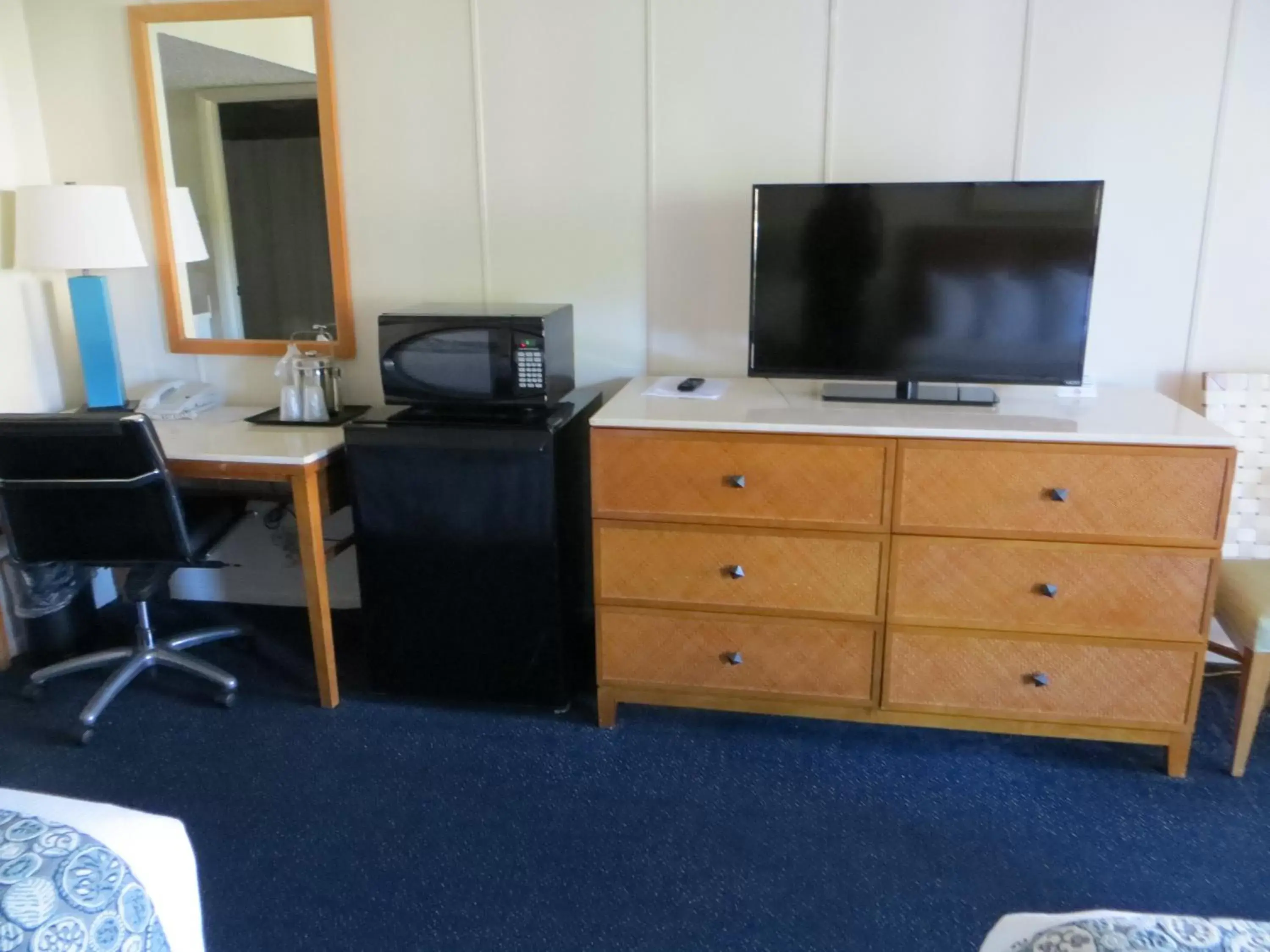 TV and multimedia, TV/Entertainment Center in Central Motel - Inverness
