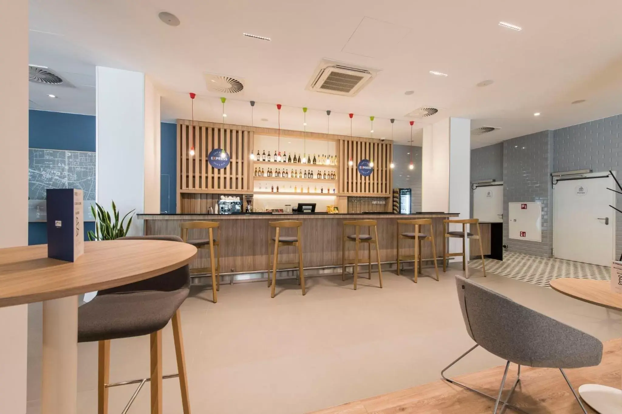 Lounge or bar, Lounge/Bar in Holiday Inn Express Warsaw - Mokotow, an IHG Hotel