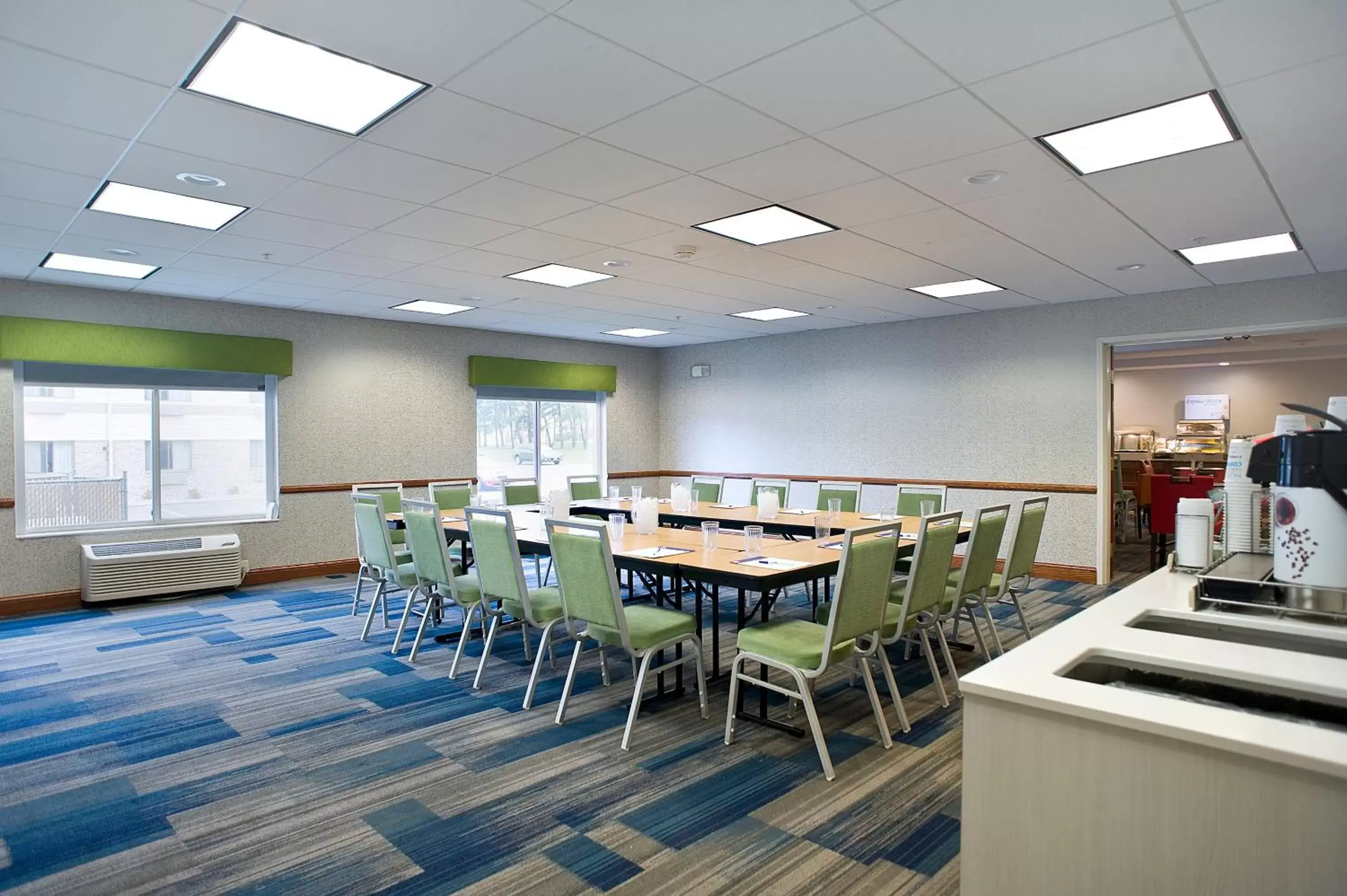 Meeting/conference room in Holiday Inn Express Hotel & Suites Brookings, an IHG Hotel
