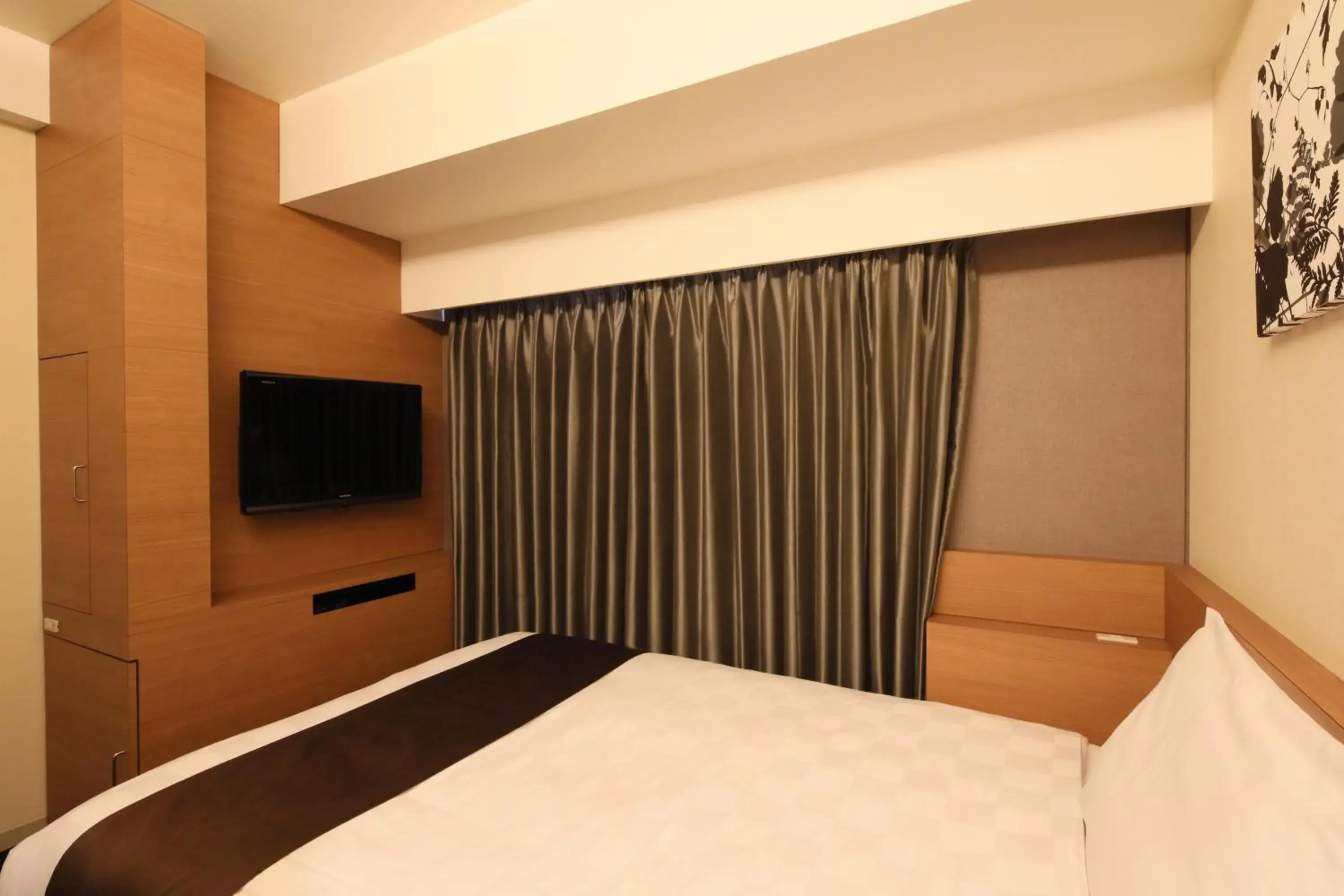 Photo of the whole room, Bed in Hiroshima Tokyu Rei Hotel