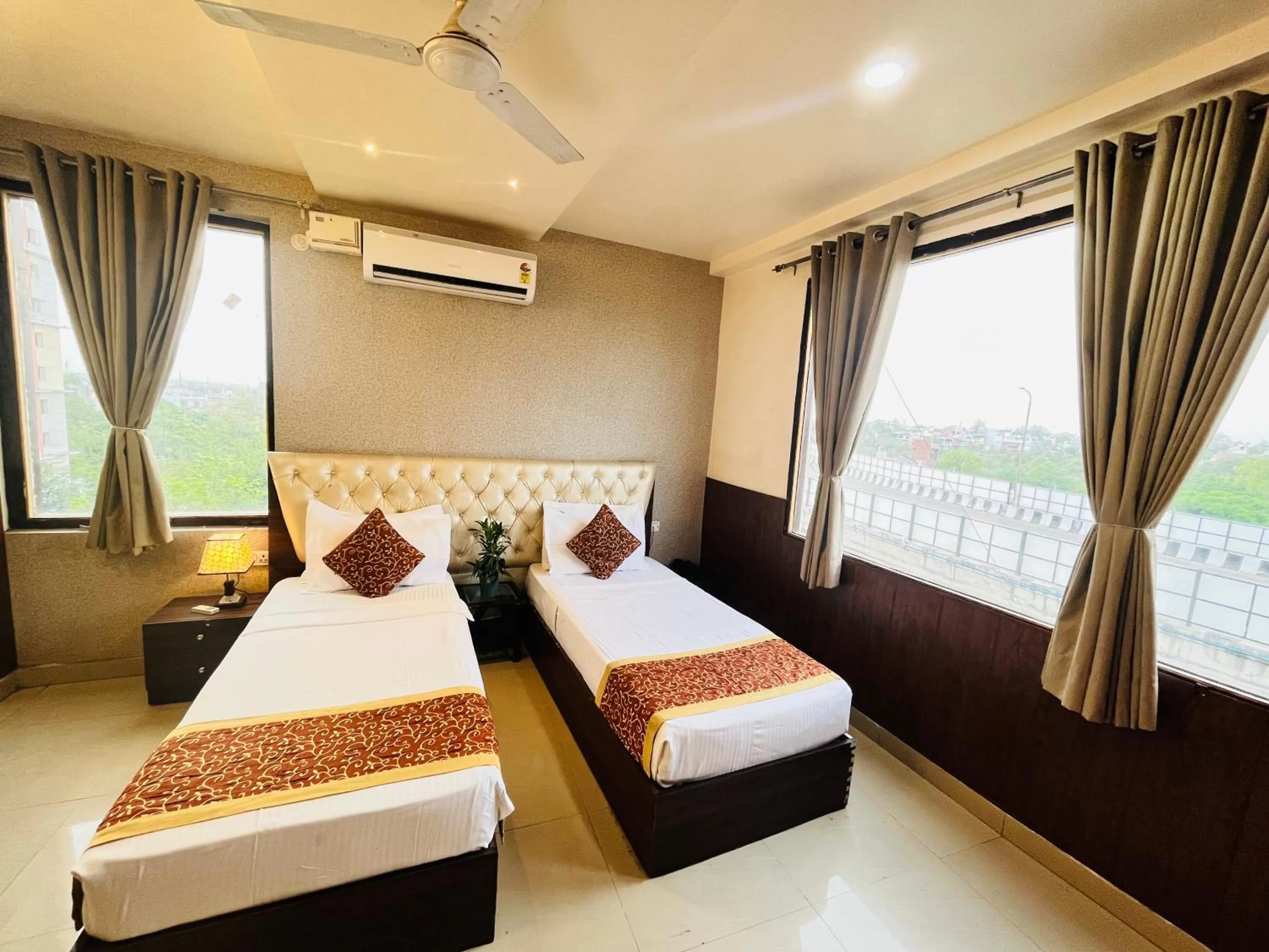 Bed in Hotel The Leaf - Gomti Nagar Lucknow