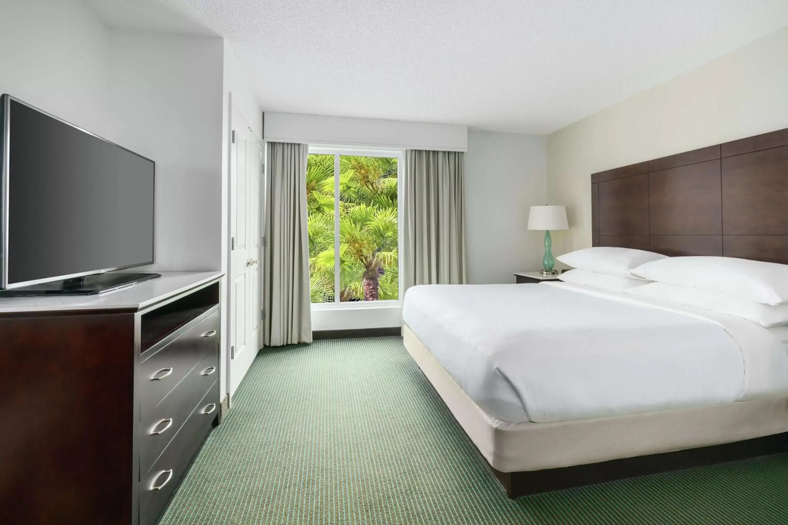 Bed, TV/Entertainment Center in Embassy Suites by Hilton Orlando Lake Buena Vista Resort