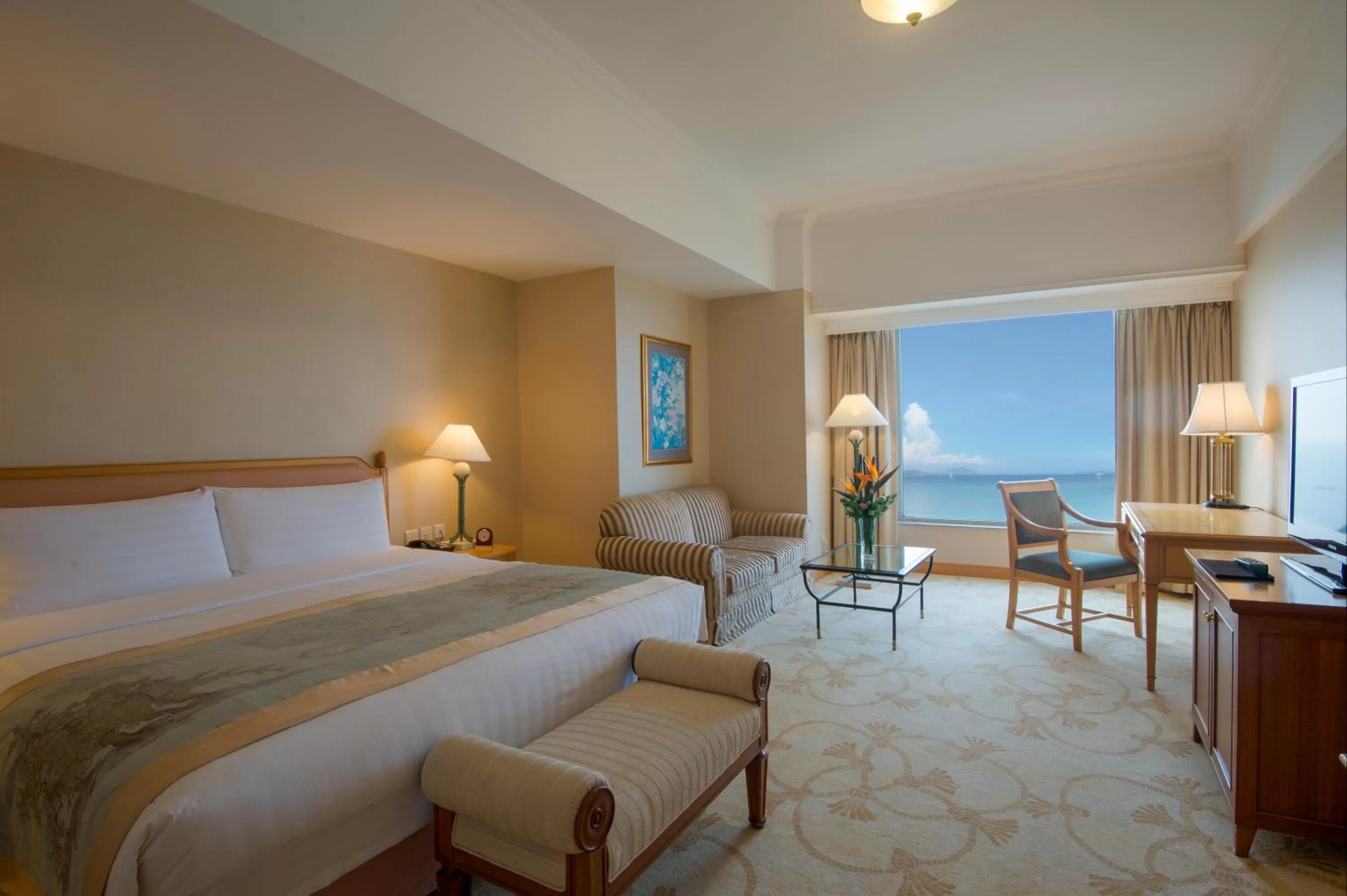 Photo of the whole room, Bed in Shangri-La Beihai