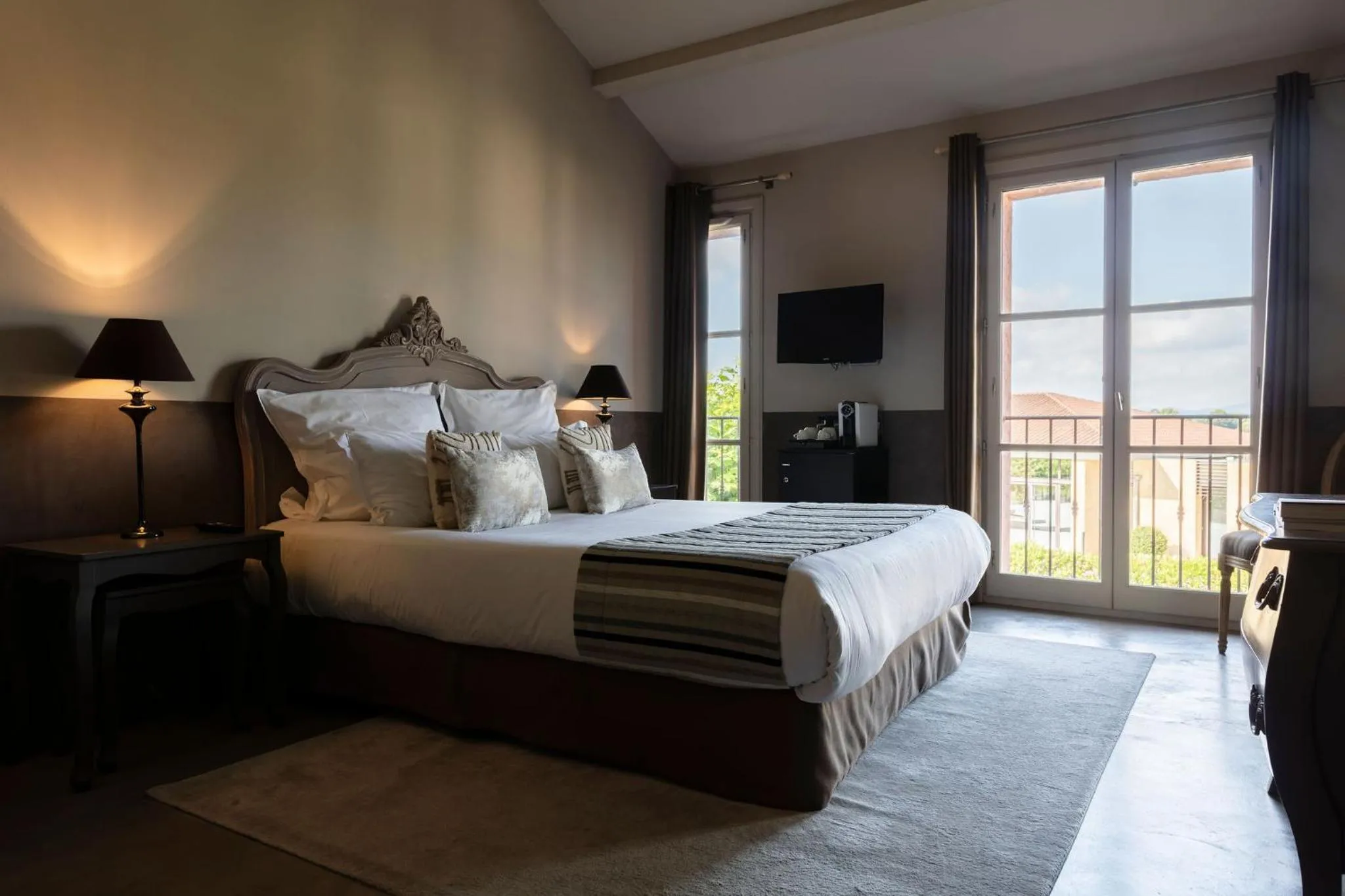 Shower, Bed in La Bastide Du Clos des Roses - Teritoria