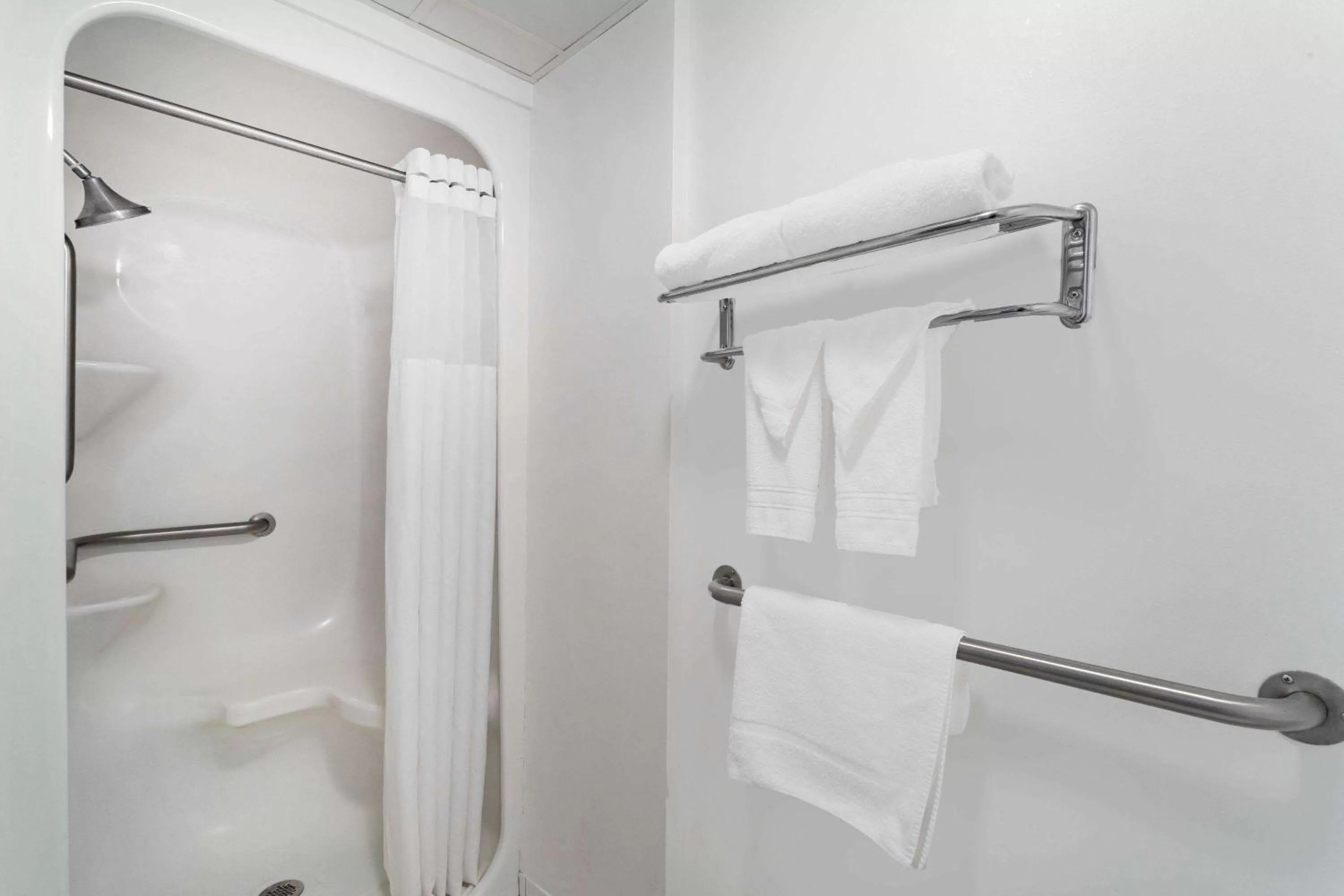 Shower in Howard Johnson by Wyndham Waukegan Great Lakes